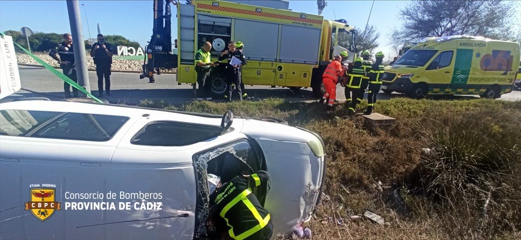 Vuelca un coche y un herido queda atrapado en el interior en un aparatoso accidente en Jerez