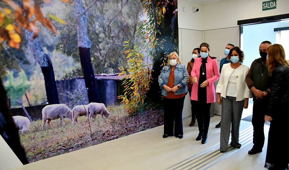 La consejera de Salud, Catalina García, durante la inauguración del nuevo consultorio de Galaroza.