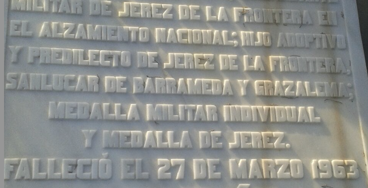 Detalle de la lápida honorífica de la tumba del golpista Salvador Arizón en el Cementerio de Jerez.