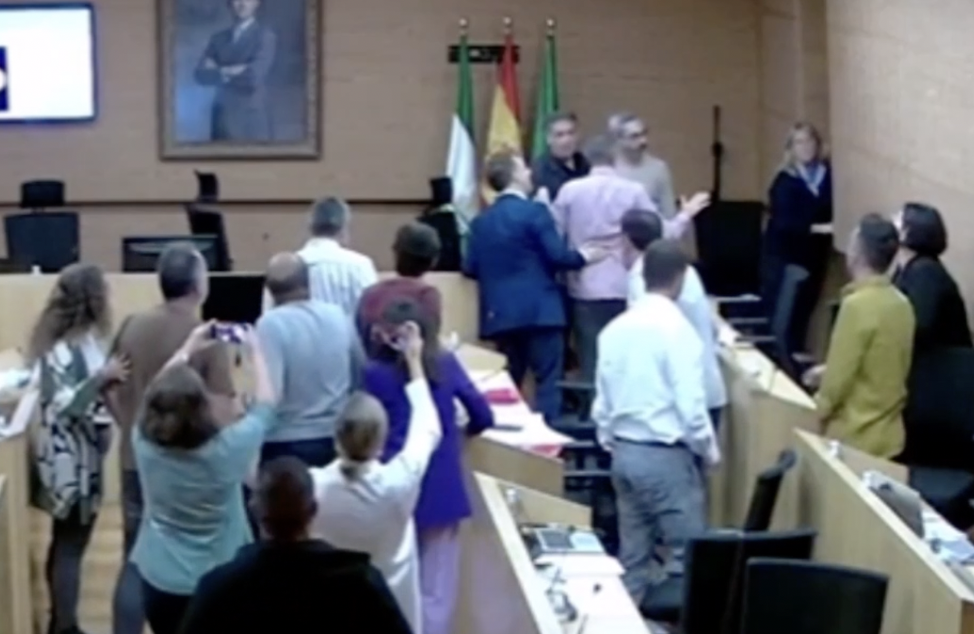 Momento del enfrentamiento entre concejales en el pleno del Ayuntamiento de El Puerto donde hubo un codazo en el estómago, un "supuesto" medio financiado con dinero público y un "niñato".
