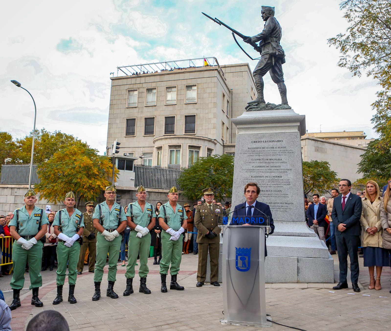 El alcalde de Madrid en el acto de inauguración de un monumento a la legión.