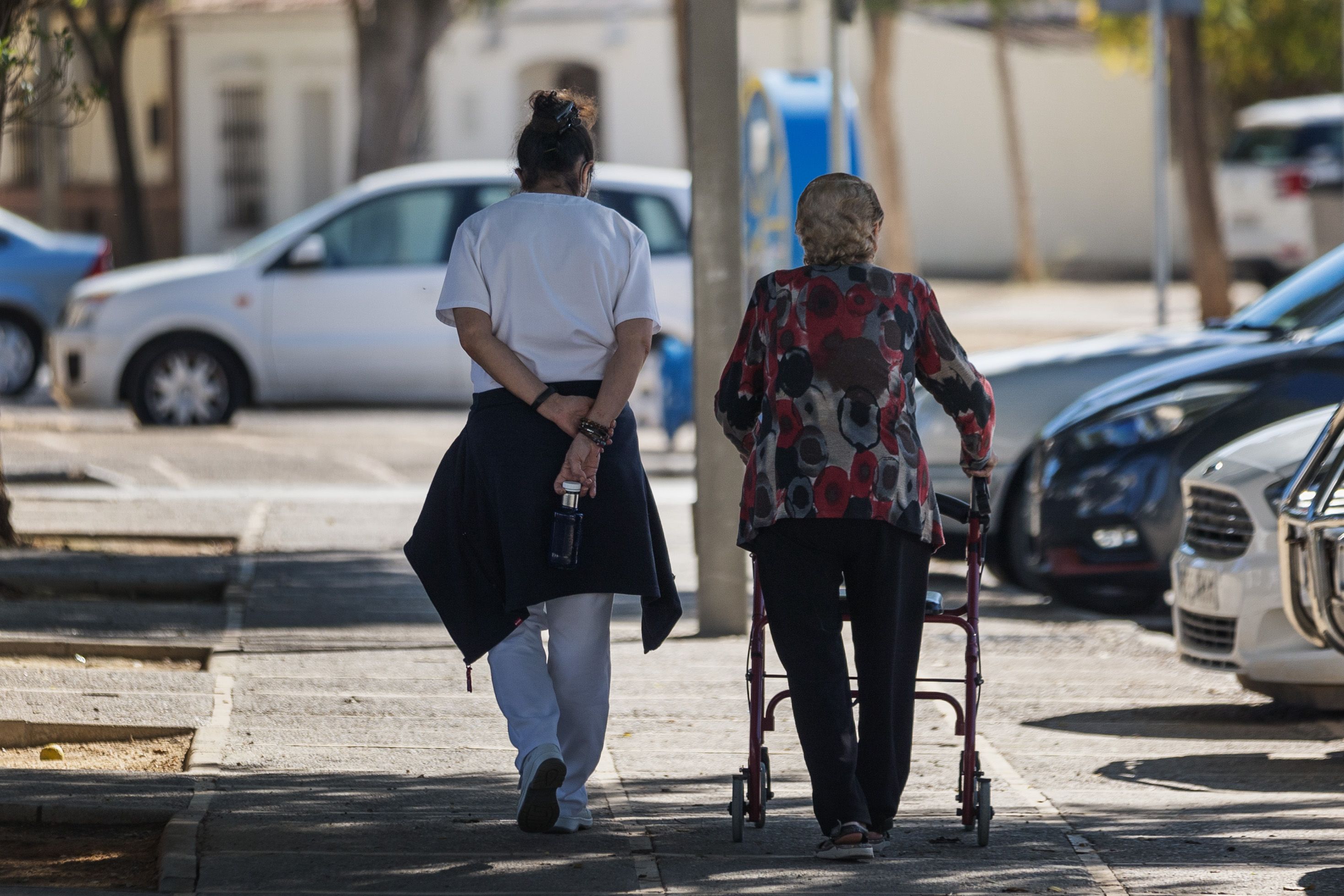 Una cuidadora de ayuda a domicilio en Jerez, junto a una usuaria del servicio de dependencia.