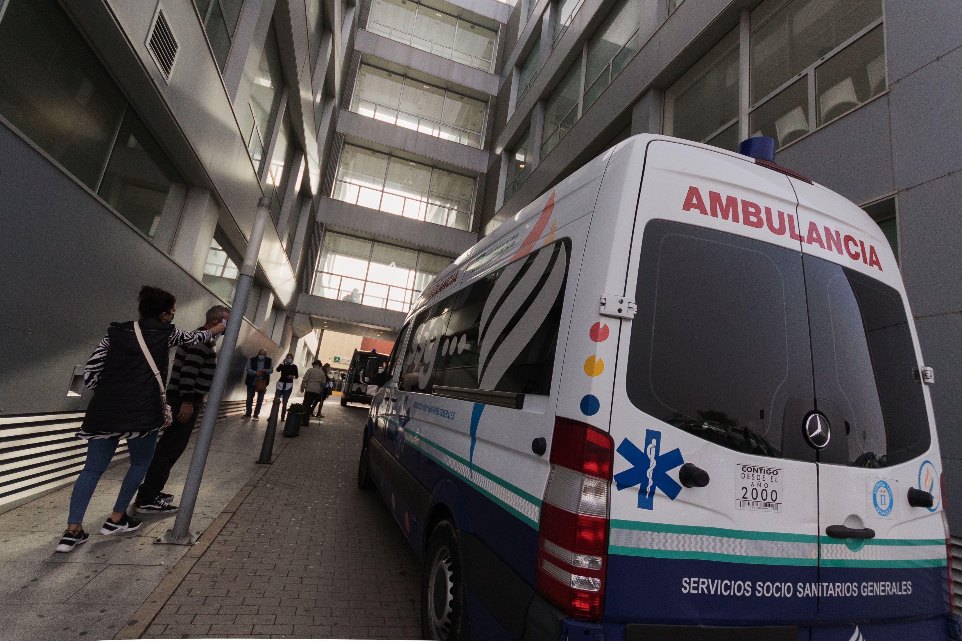 Una ambulancia en el Hospital de Jerez.