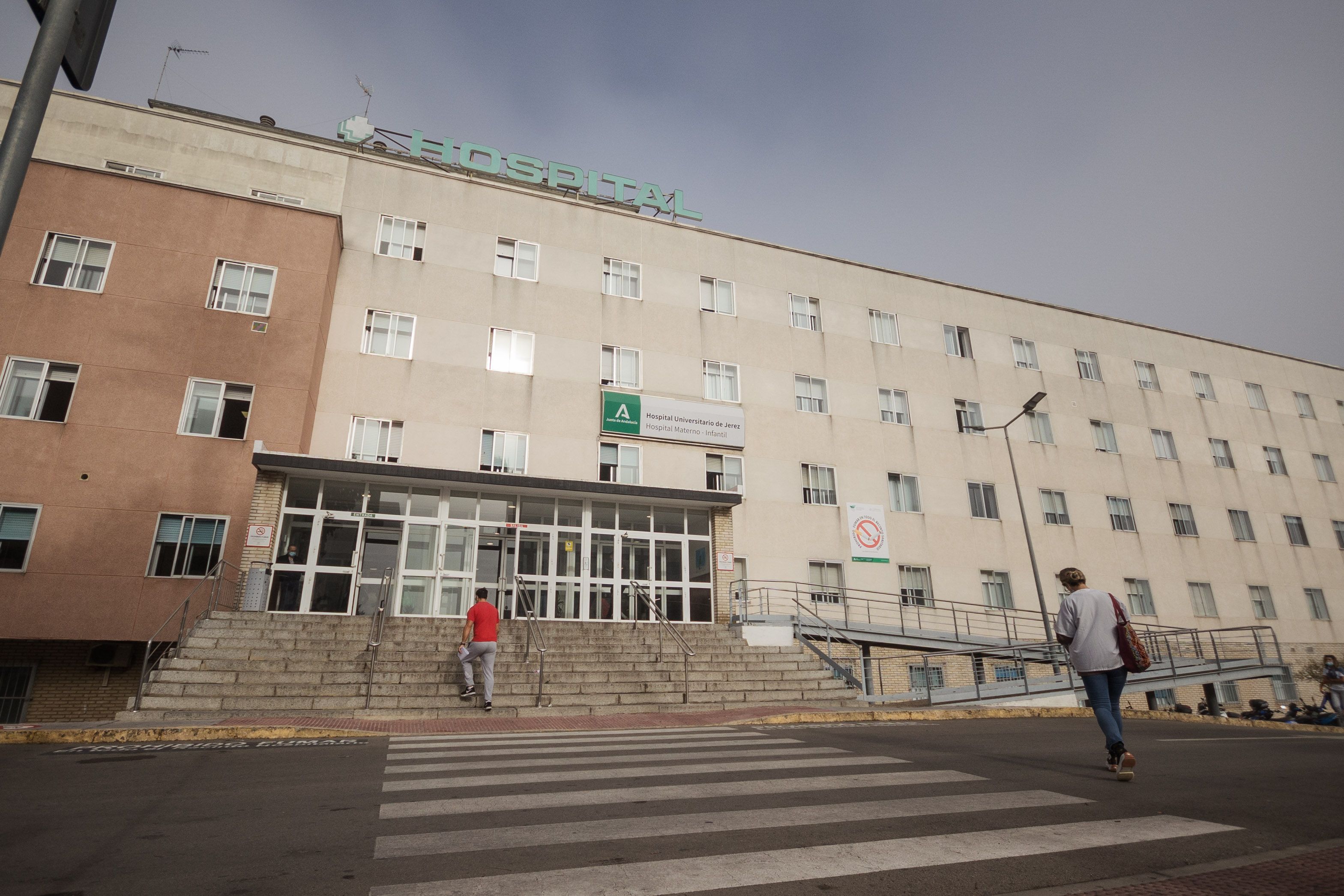 Entrada del Hospital de Jerez. Disminuye el número vigilantes de seguridad en los hospitales de Cádiz en plena oleada de agresiones  