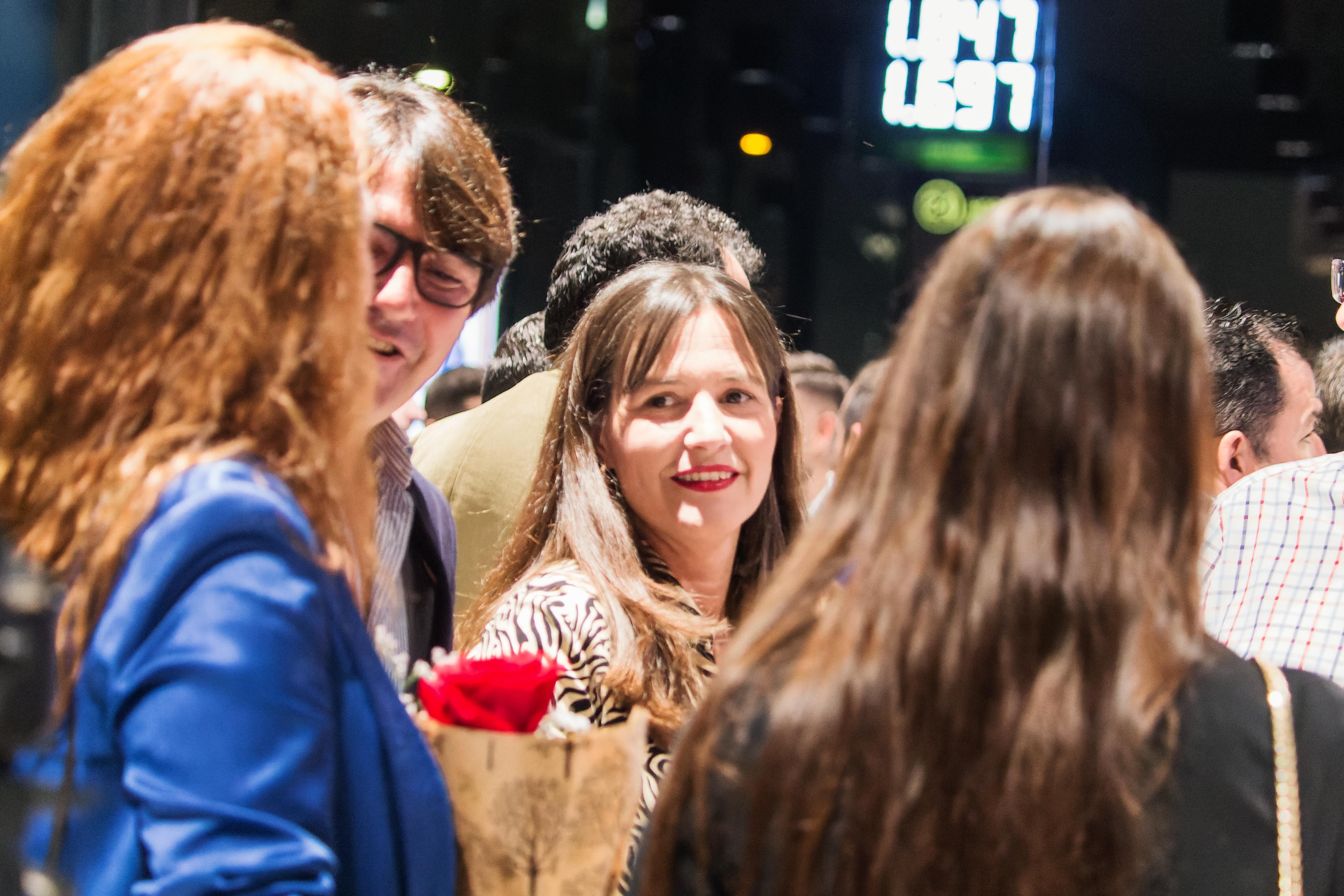 Asistentes a la inauguración donde se entregaron rosas como recuerdo.      CANDELA NÚÑEZ