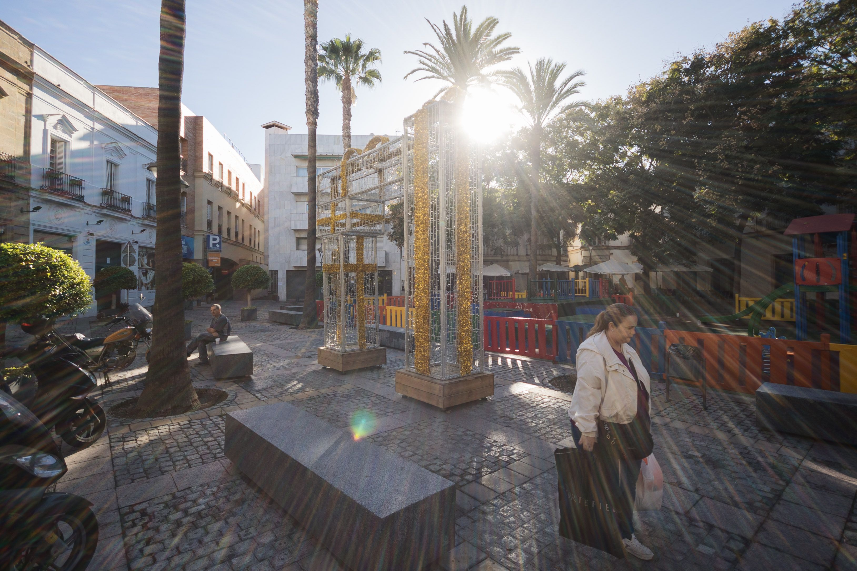Iluminación navideña recién instalada en la plaza del Progreso de Jerez.