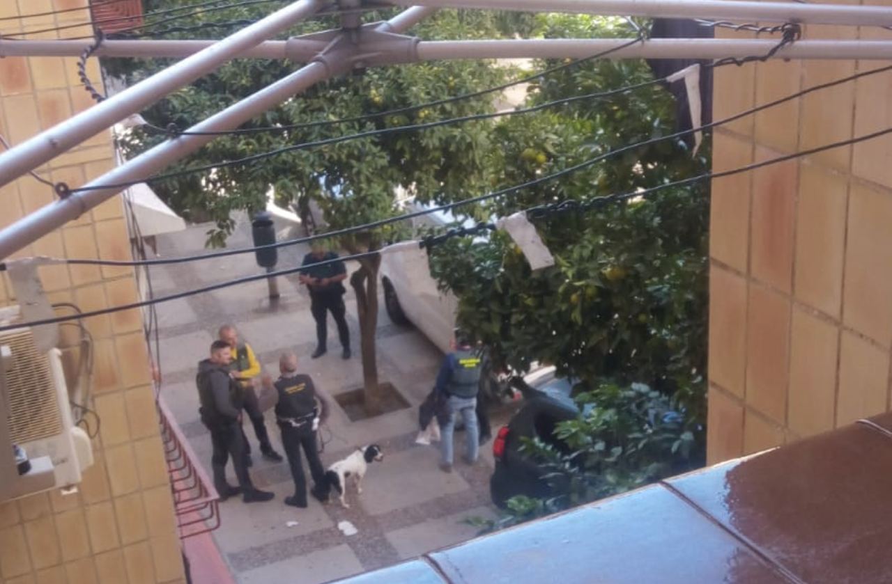 Imagen de algunos agentes que han participado en la macrorredada en la barriada de La Granja, en Jerez.