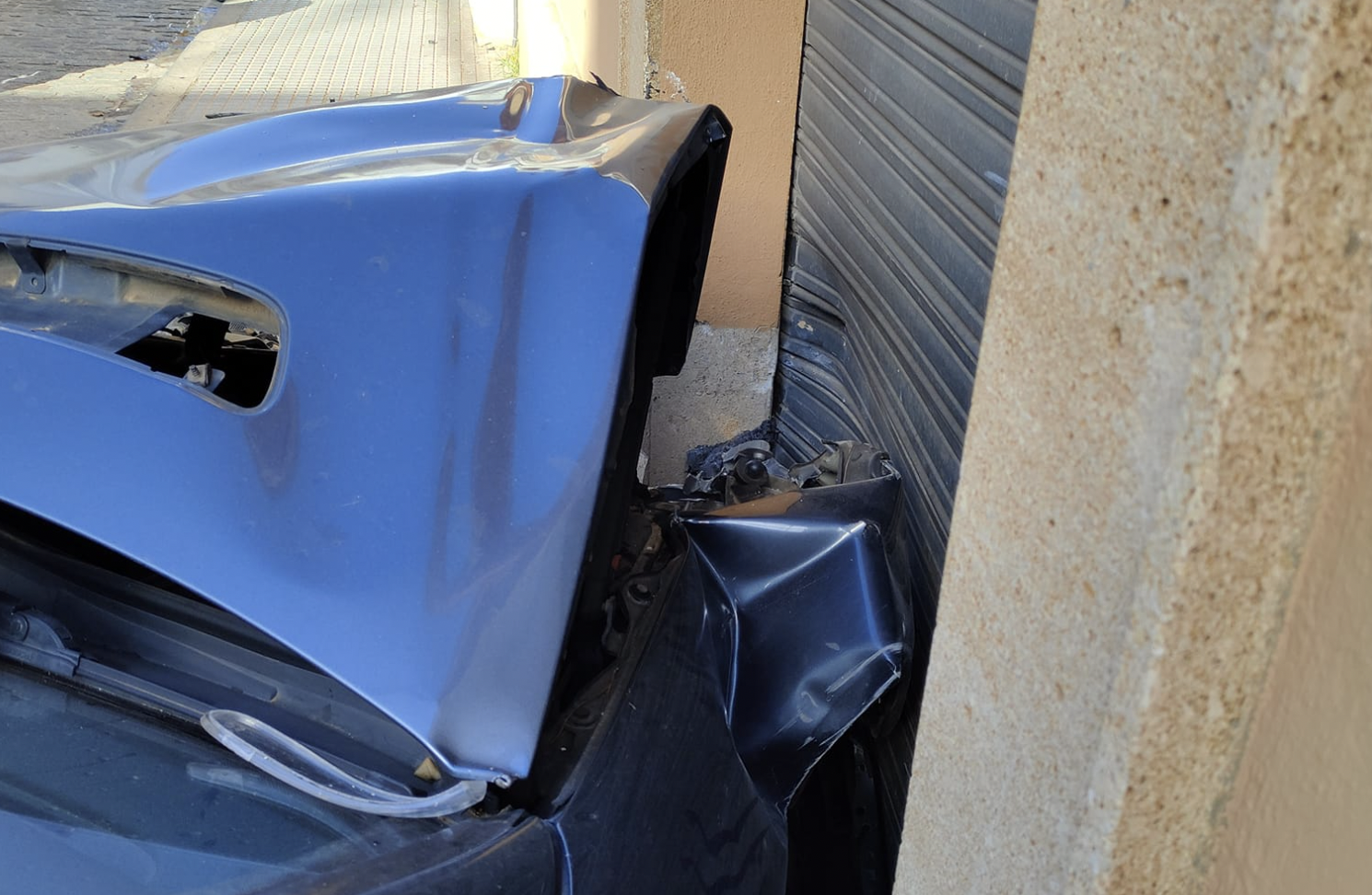 Vehículo empotrado en la puerta de la tienda de Carmen Pantoja, en la calle Real de Puerto Real.