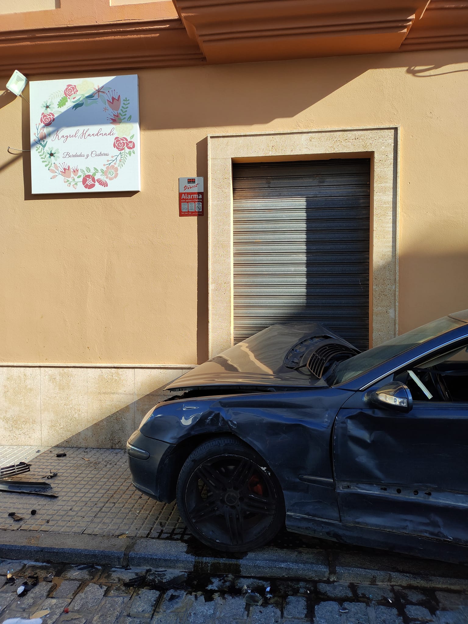 Así se encontró Carmen la puerta de su negocio.