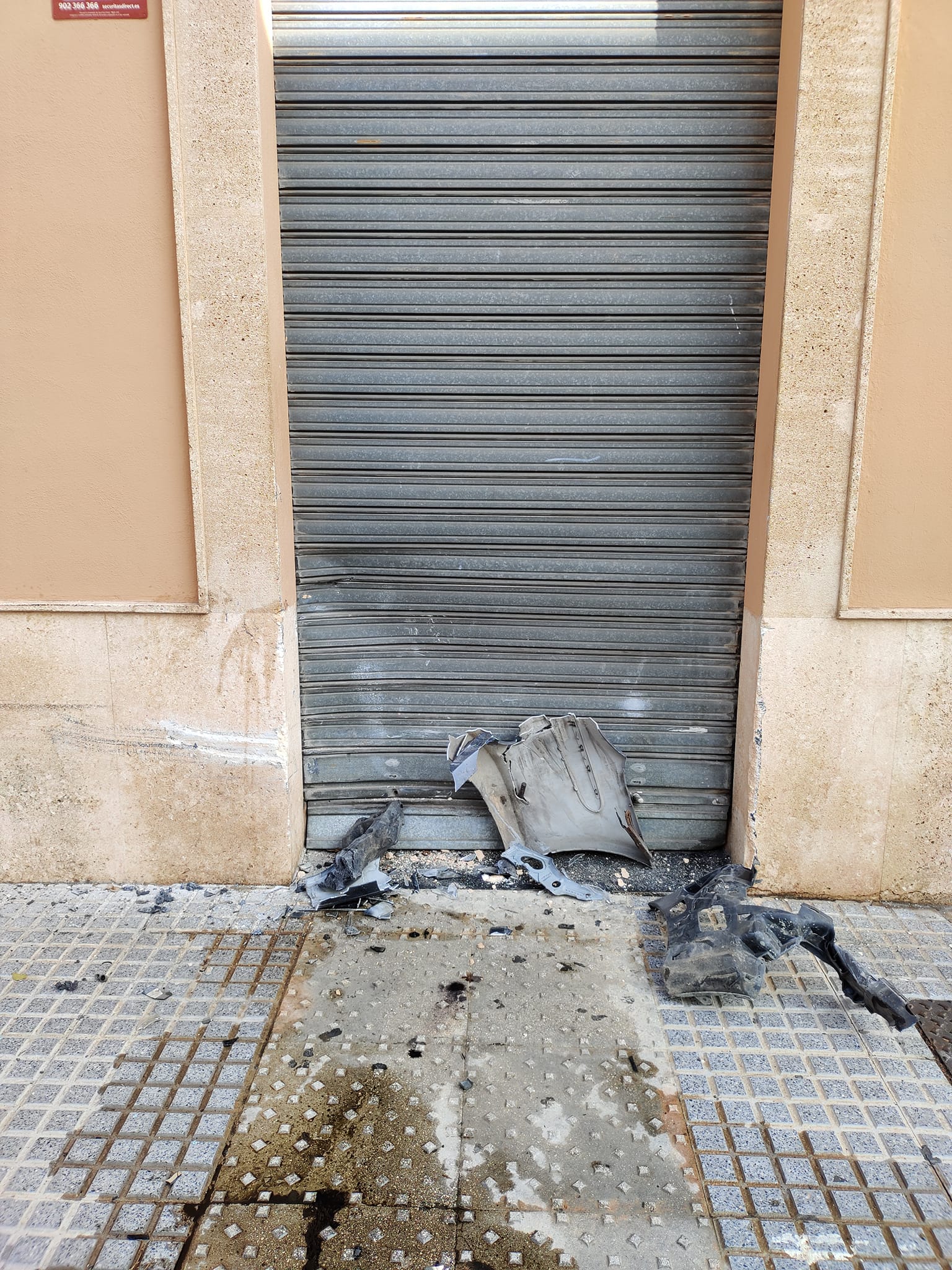 Puerta dañada tras el accidente.