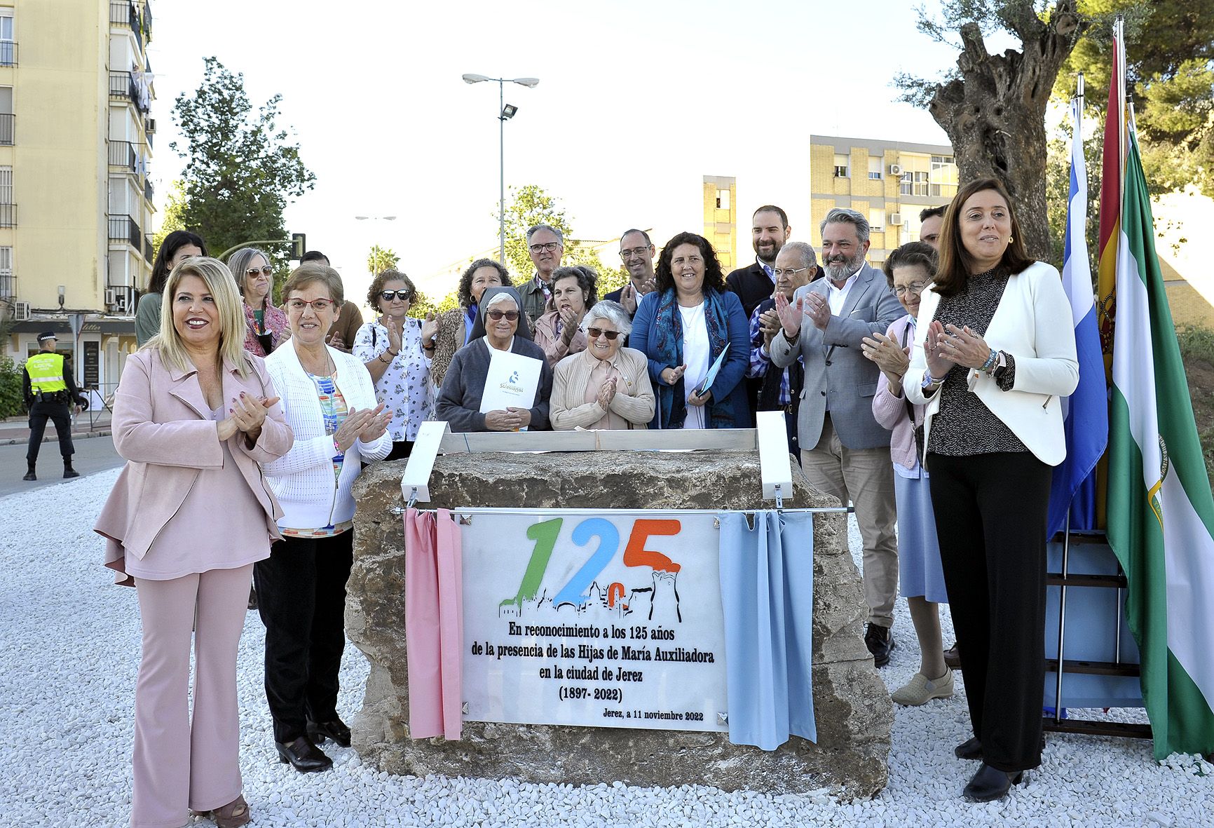 La alcaldesa inaugura una rotonda dedicada a los 125 años del colegio María Auxiliadora en Jerez.