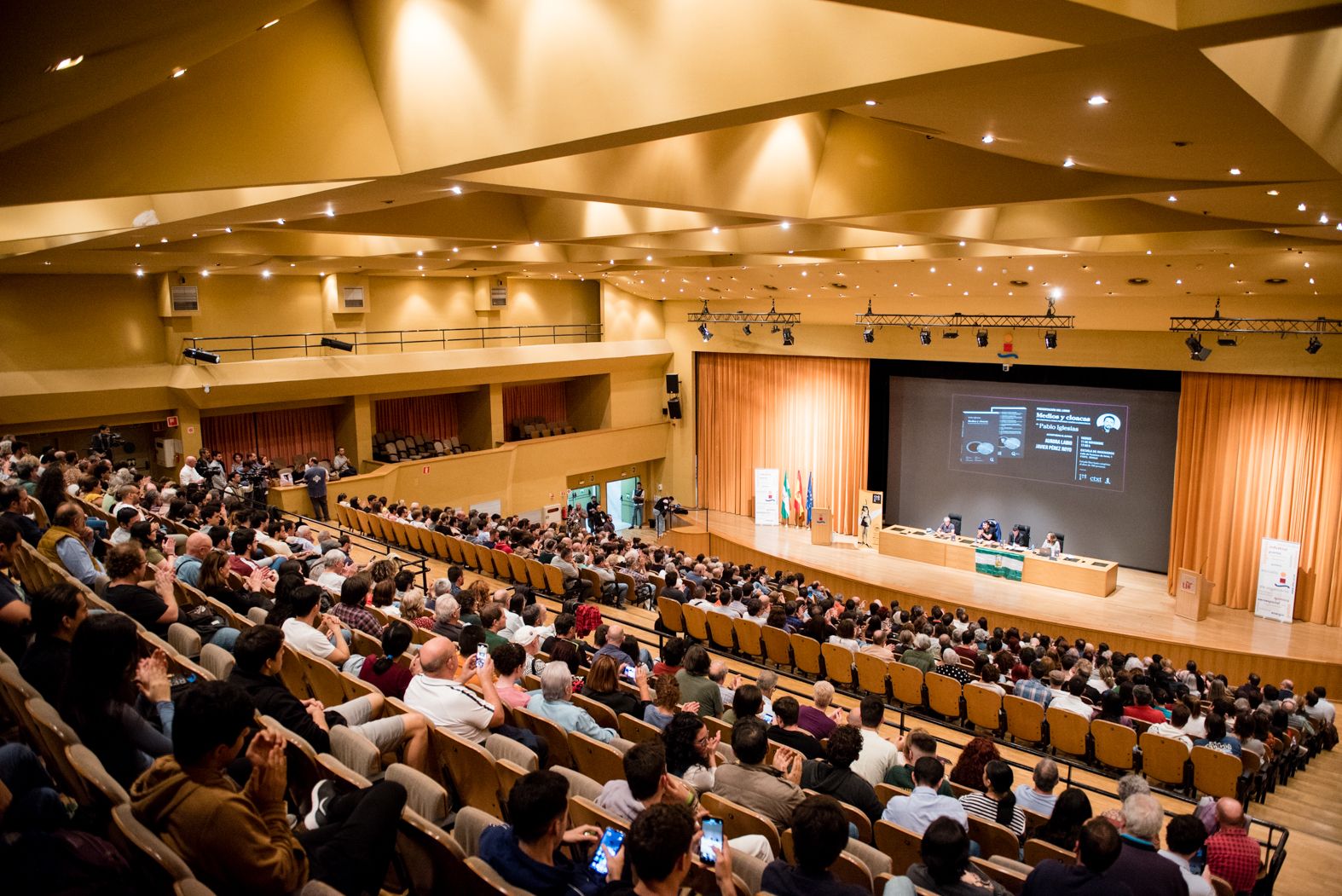 Espectacular aspecto del auditorio de la Escuela de Ingenieros de Sevilla, este viernes, en la presentación del libro de Pablo Iglesias.