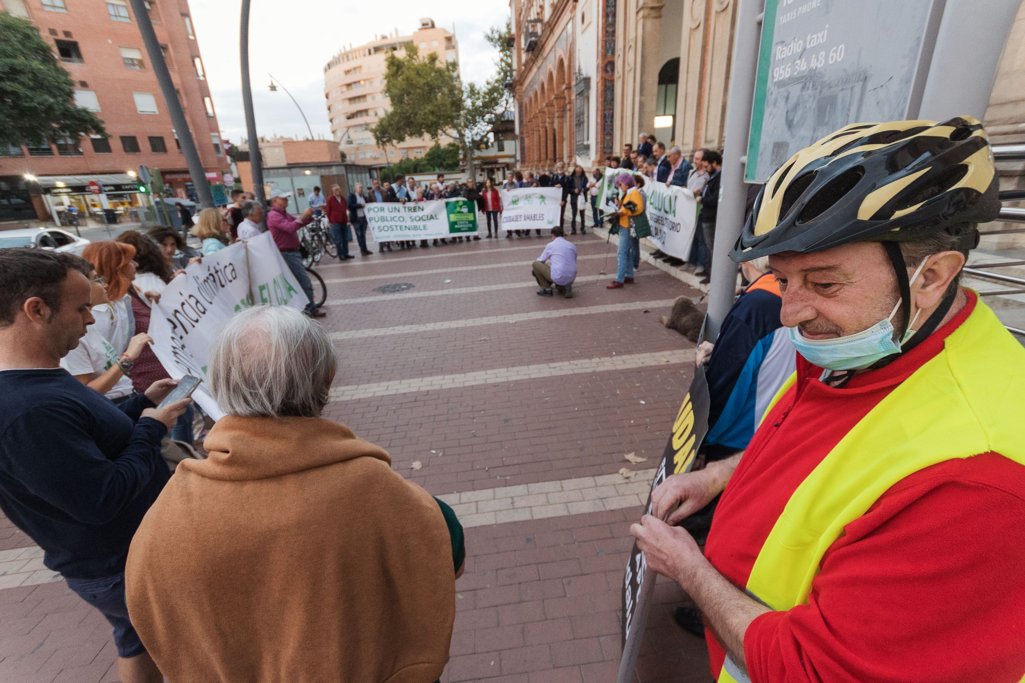 Concentración en Jerez contra el cambio climático, y para reclamar vertebración territorial bajo modelos de transporte público y sostenible, este pasado viernes en la estación de tren jerezana.