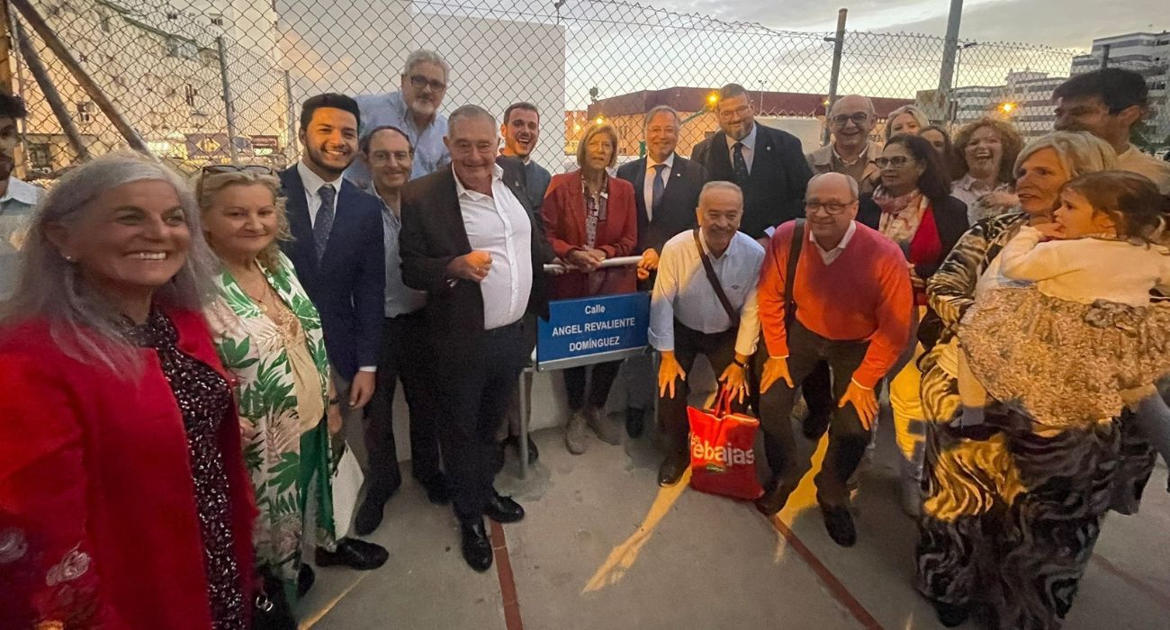 Ángel Revaliente, junto a familia y hermanos cofrades, en la calle que lleva su nombre.