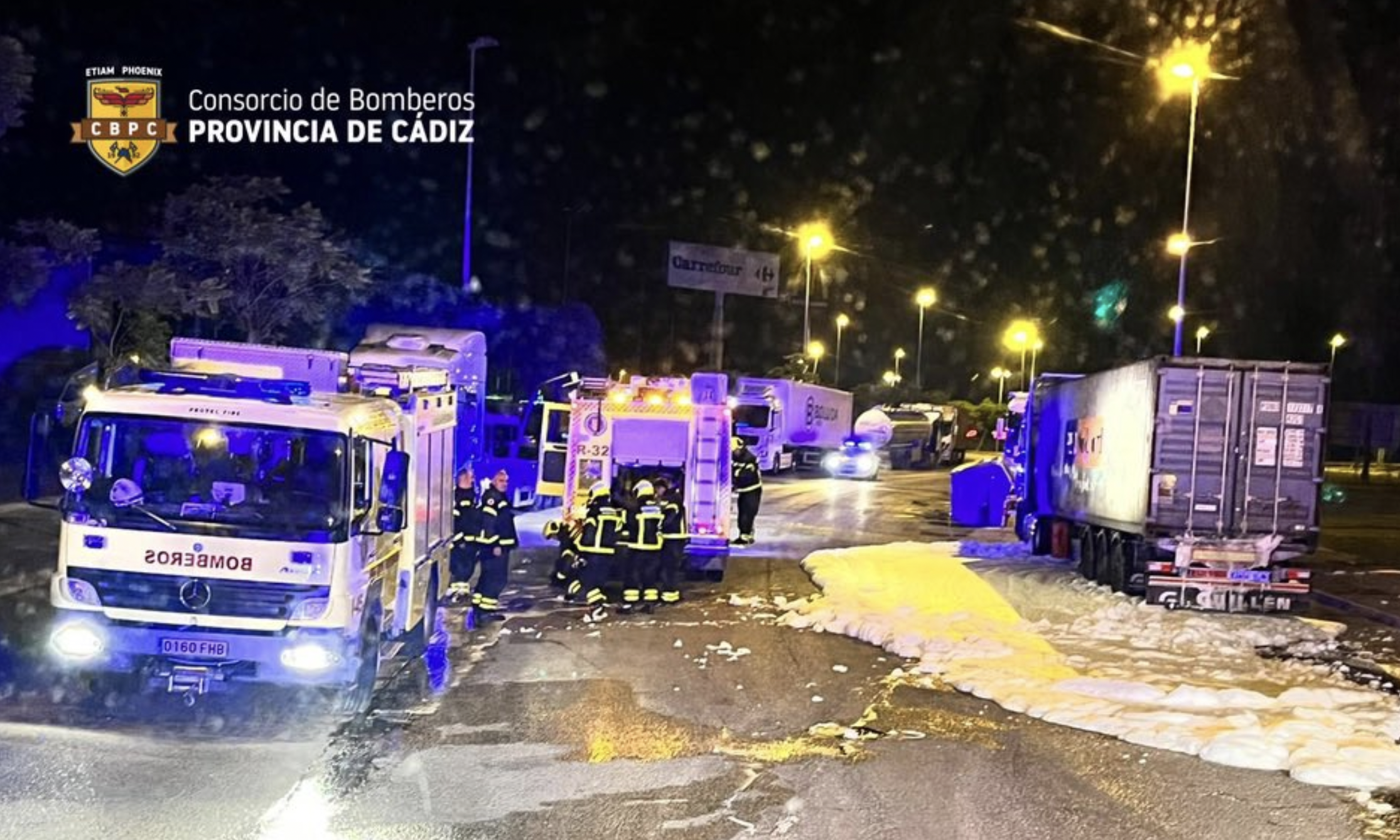 Fuego en dos camiones junto a Carrefour Sur en Jerez:  "Ardían por los depósitos de combustible".
