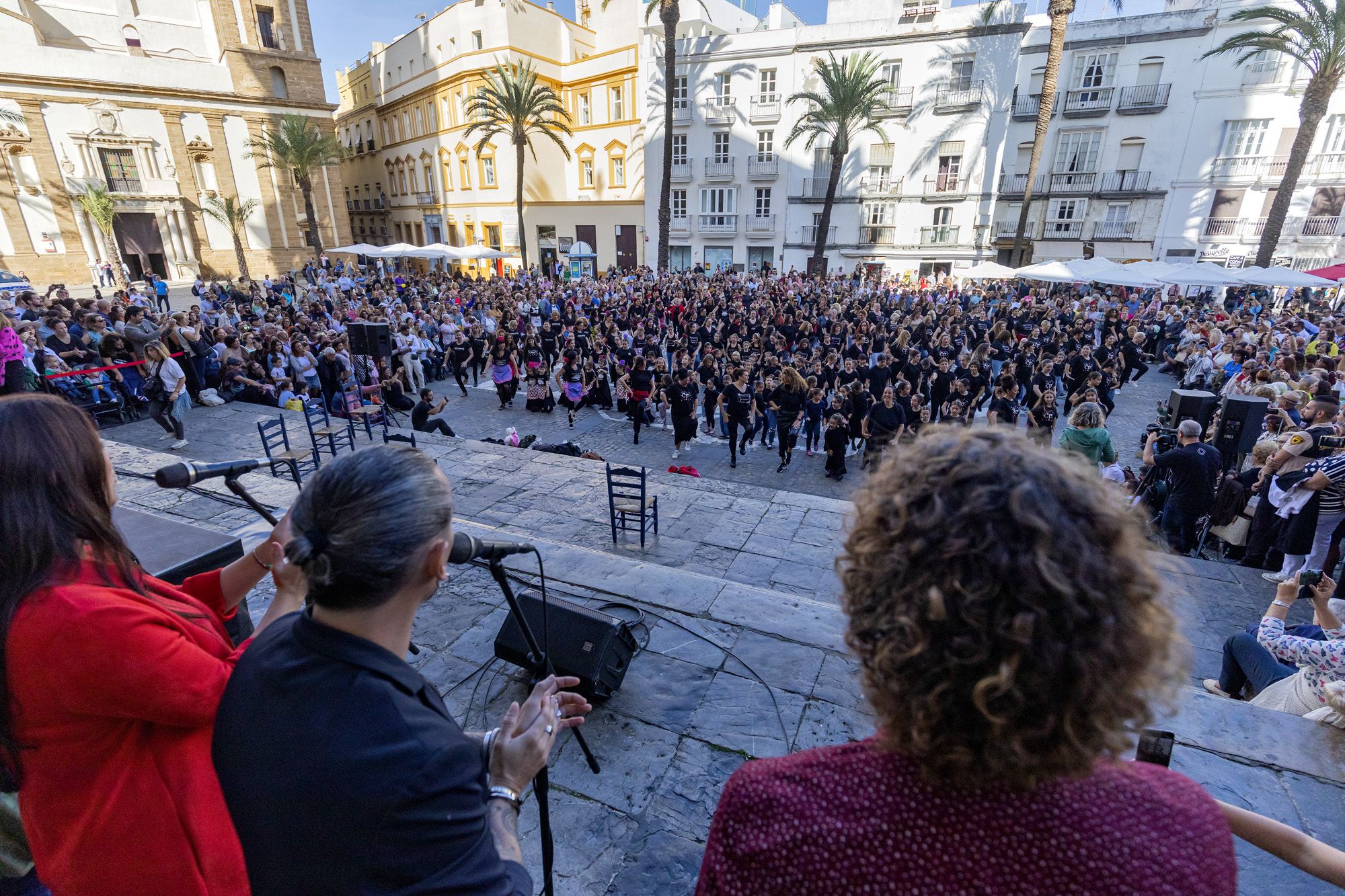 Participación masiva en el flashmob organizado por el Ayuntamiento de Cádiz, este sábado en la plaza de la Catedral, y que ha dirigido la cantaora Encarna Anillo.