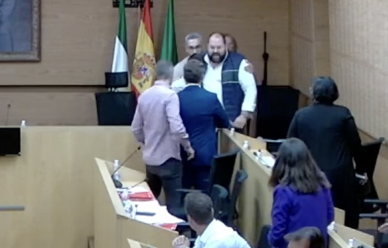 El delegado del PP en El Puerto, Javier Bello, revolviéndose contra David de la Encina, de espaldas, en la bancada del PSOE, en el pasado pleno portuense.