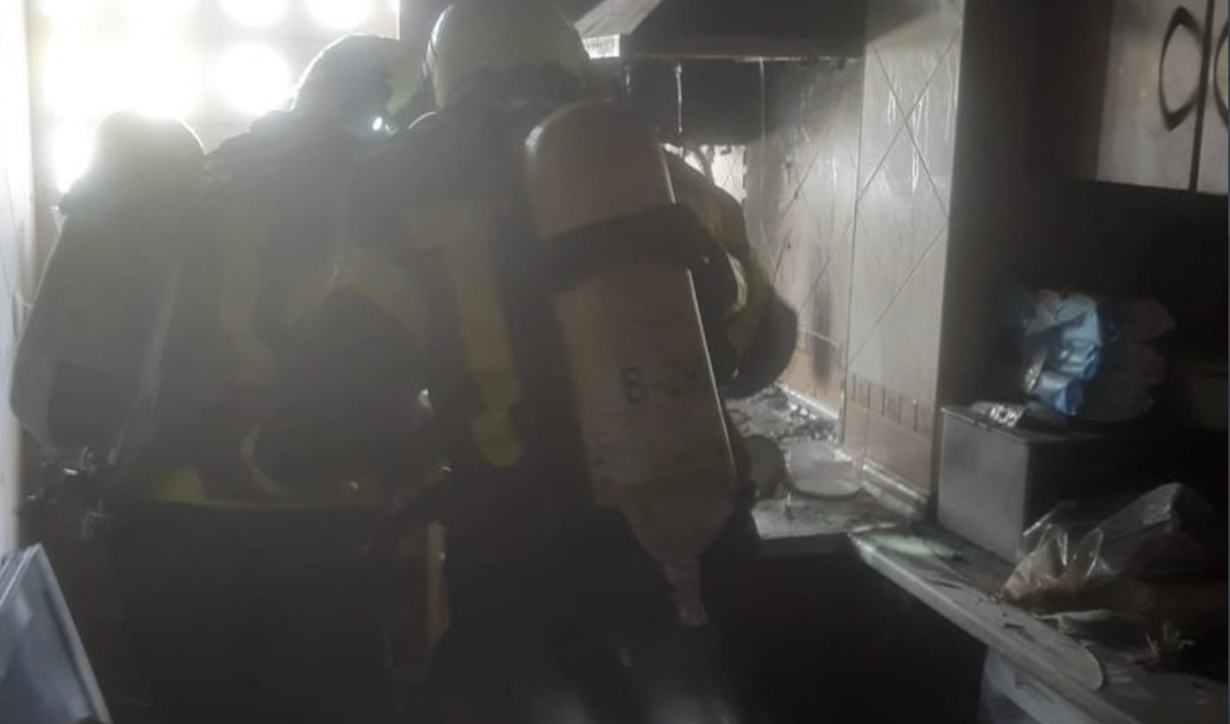 Bomberos, interviniendo en una vivienda de El Puerto, en una imagen de archivo.