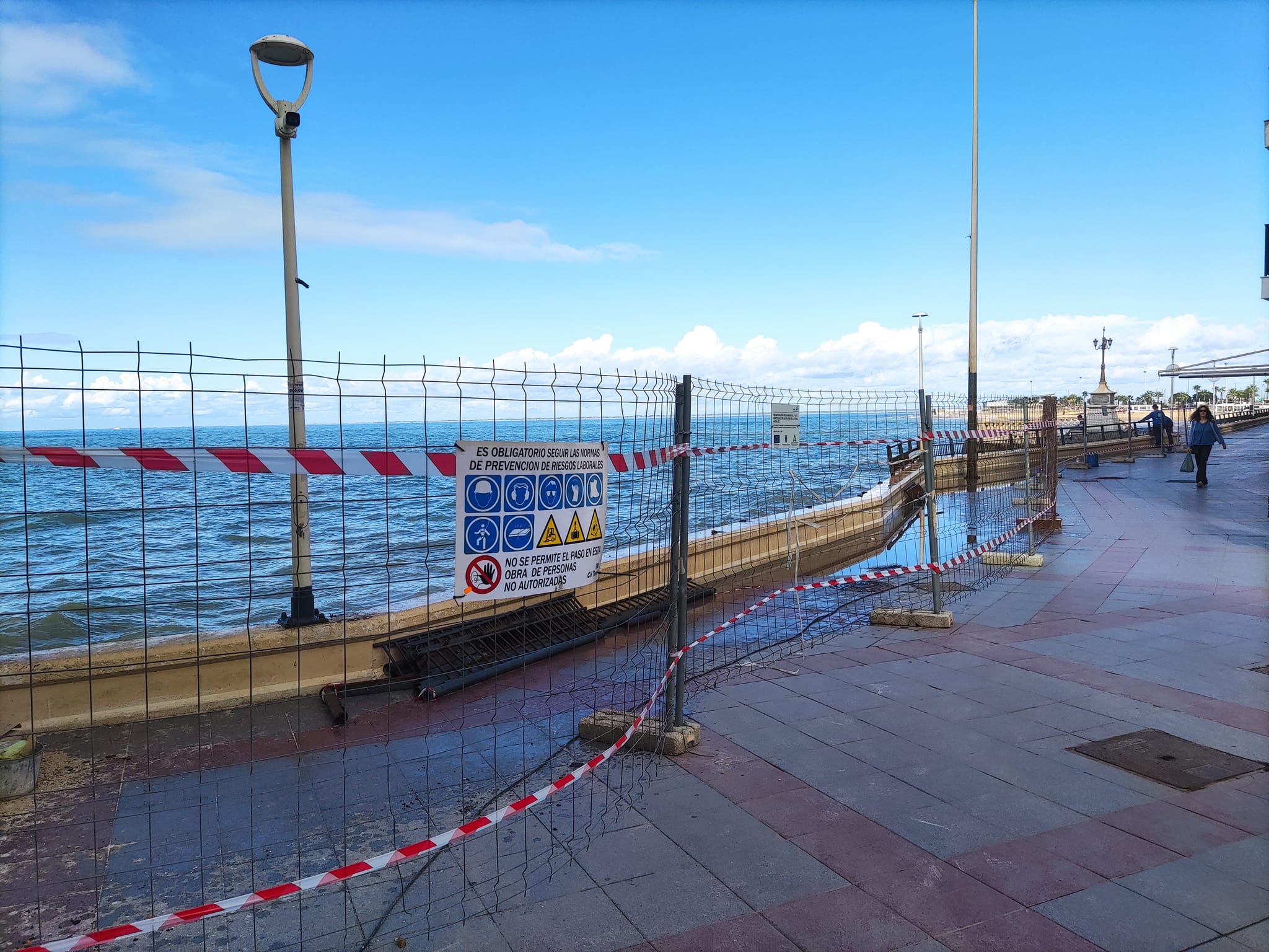 Obras de mejora de la balaustrada del paseo Cruz del Mar. AYTO CHIPIONA