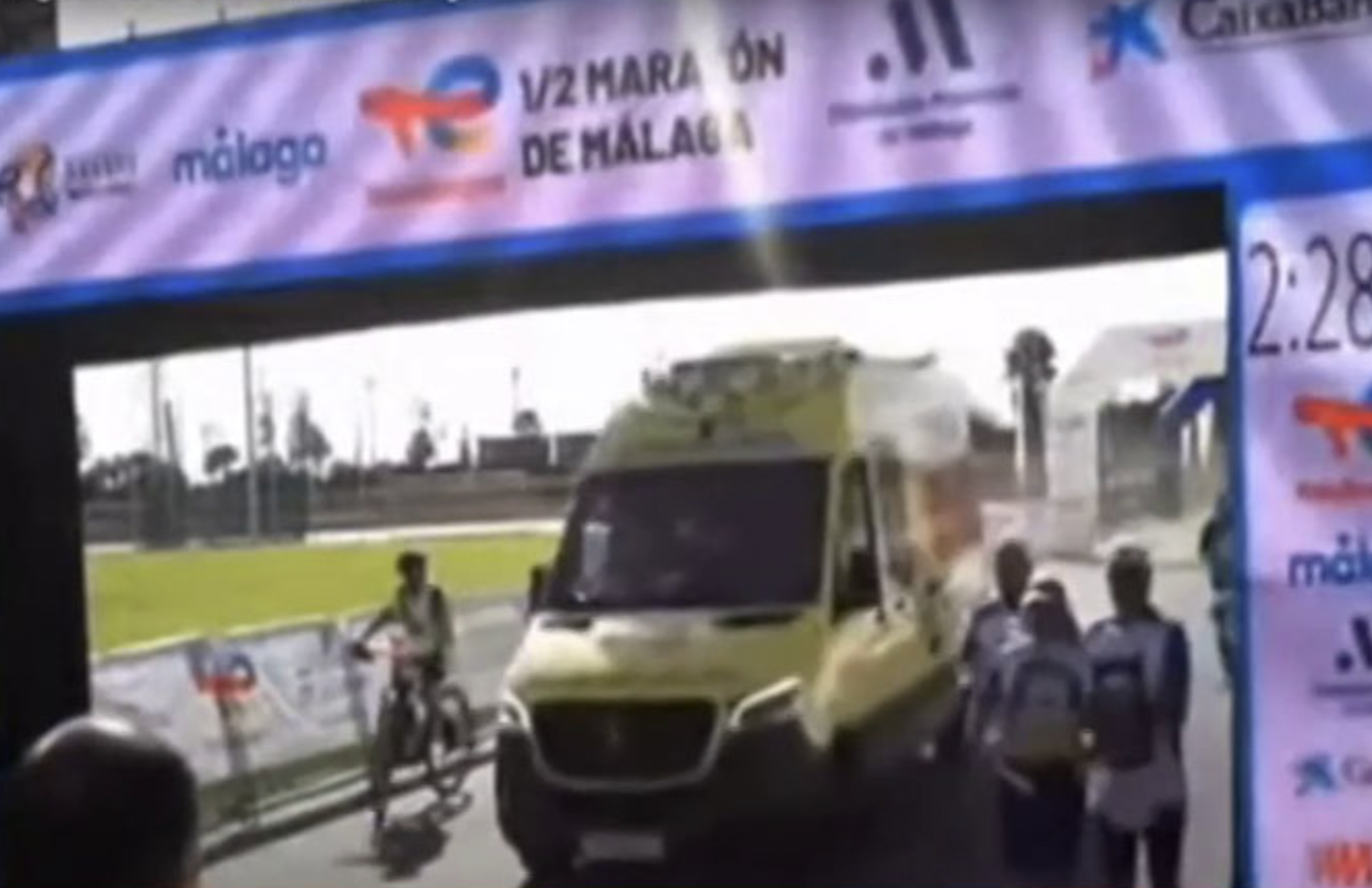 Ambulancia en la línea de meta de la Media Maratón de Málaga, este domingo, en una imagen de Canal Sur.
