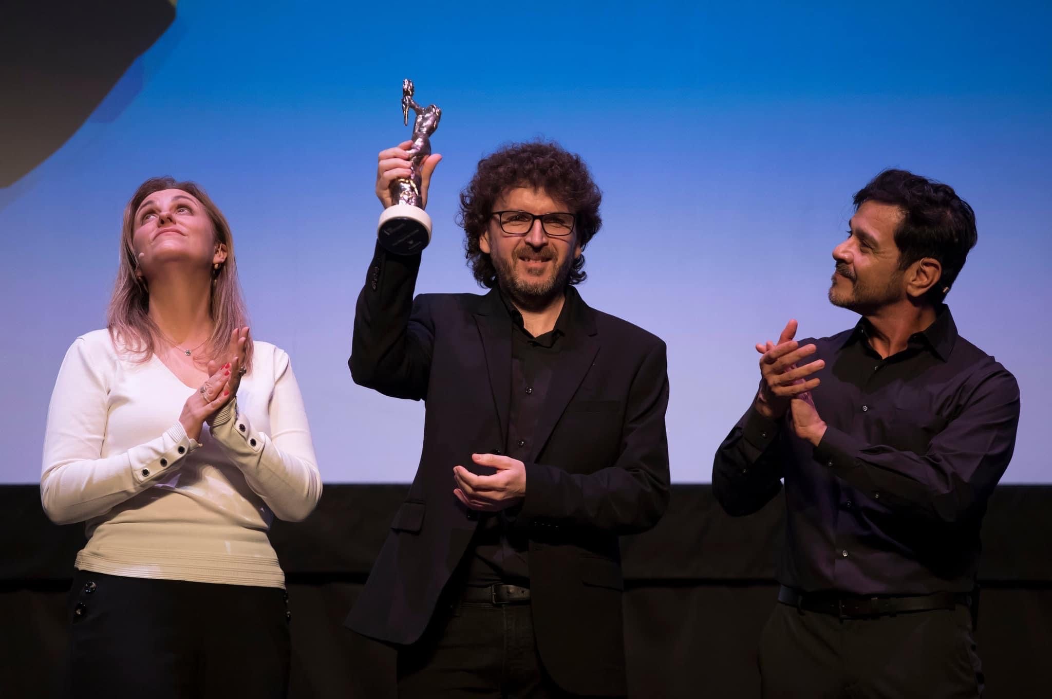 Juan Miguel del Castillo, momentos antes de recibir el premio en el Festival de Cine Iberoamericano de Huelva, dirigirá cuatro episodios de 'La novia gitana', la serie basada en la novela de Carmen Mola.