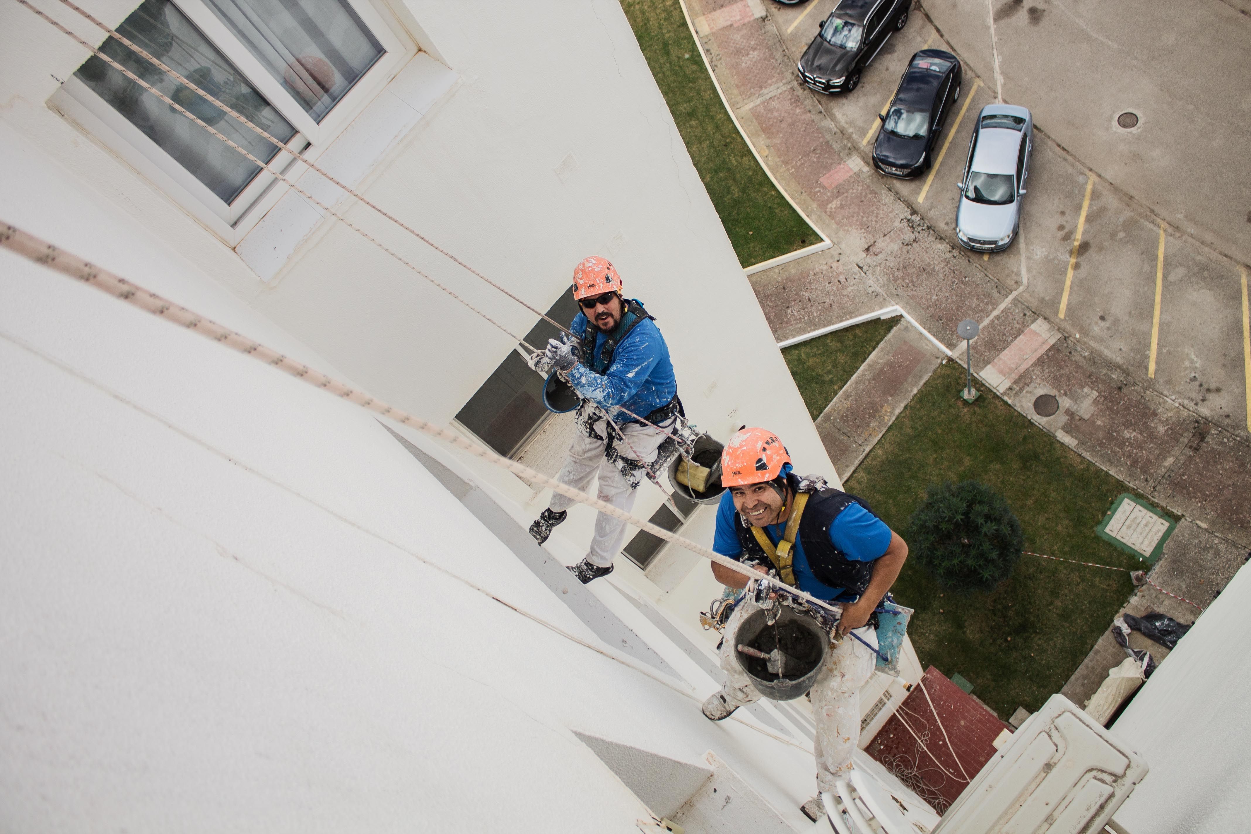Los pintores Diego López y Dionisio Alavi colgados de las cuerdas en Valdelagrana. Los pintores Diego López y Dionisio Alavi colgados de las cuerdas en Valdelagrana.
