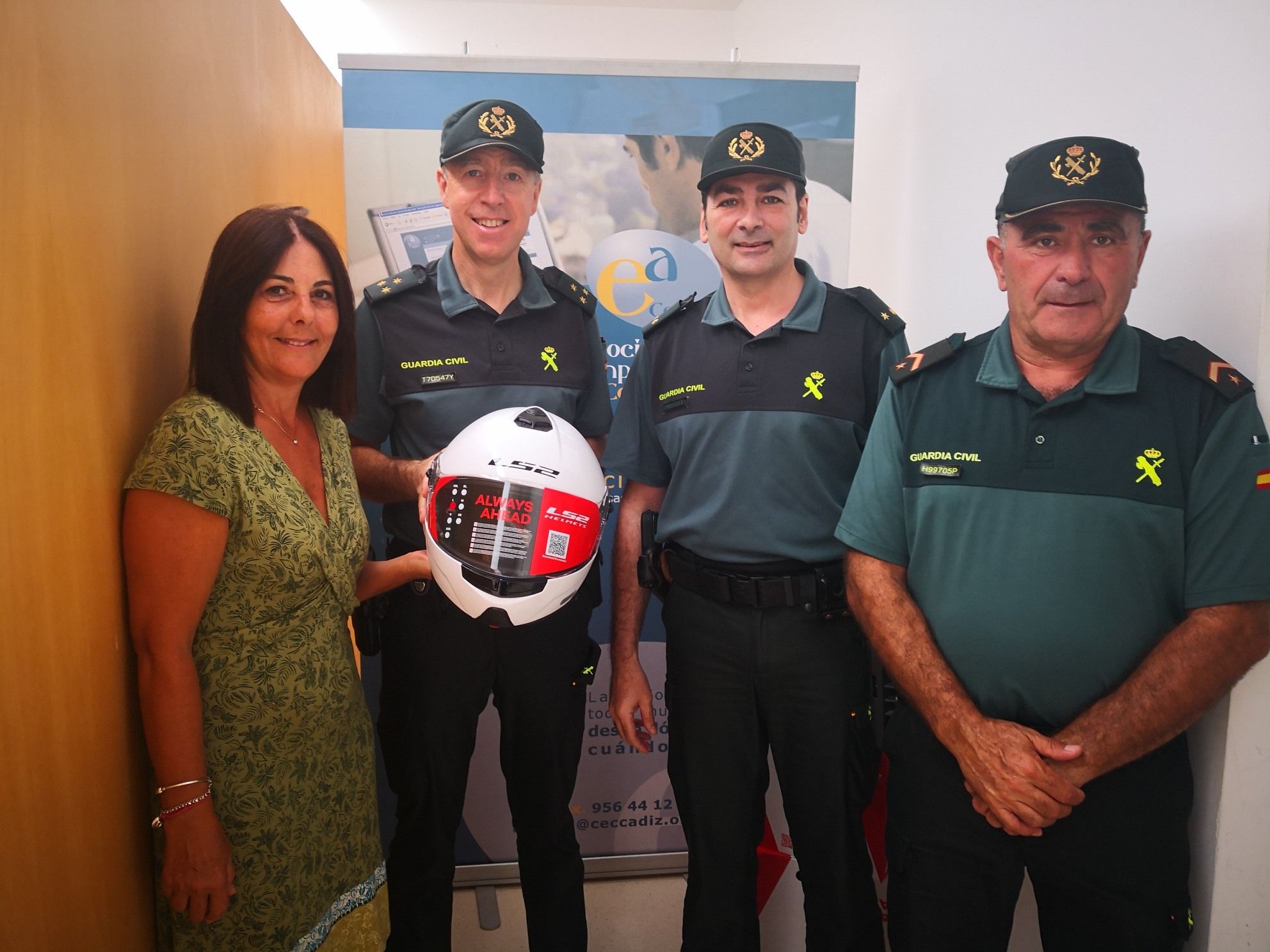 La asociación hace entrega de los cascos a los guardias civiles FOTO: FACEBOOK Asociación De Empresarios Conil
