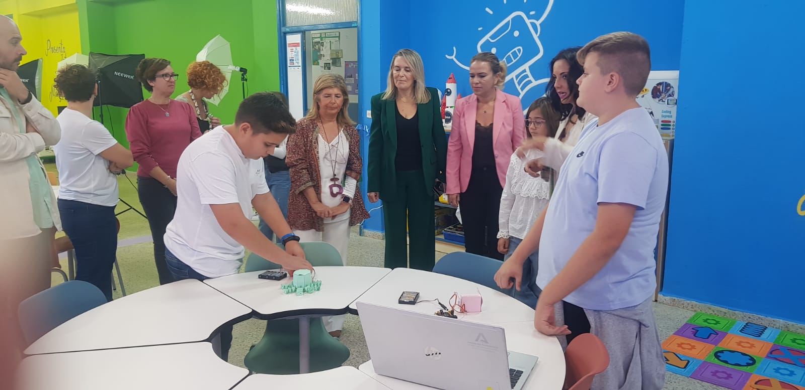 Un colegio público de Jerez inaugura un 'Aula del Futuro'. En la imagen, momento de la visita de Paredes al aula.