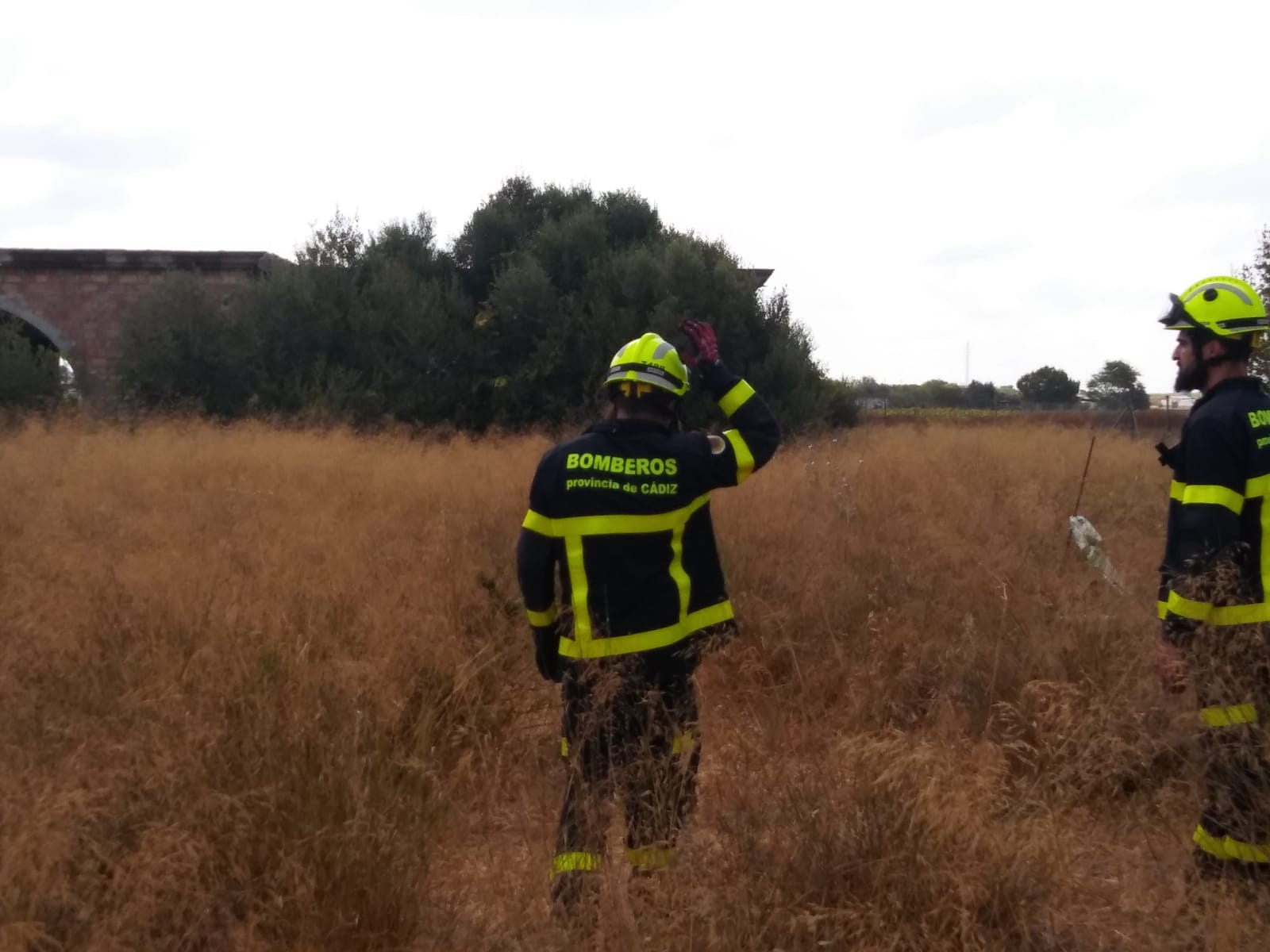 Los bomberos durante el rescate.