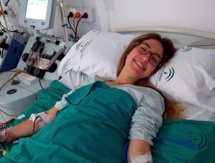 Lucía mientras dona médula ósea en el Hospital de Jerez. 