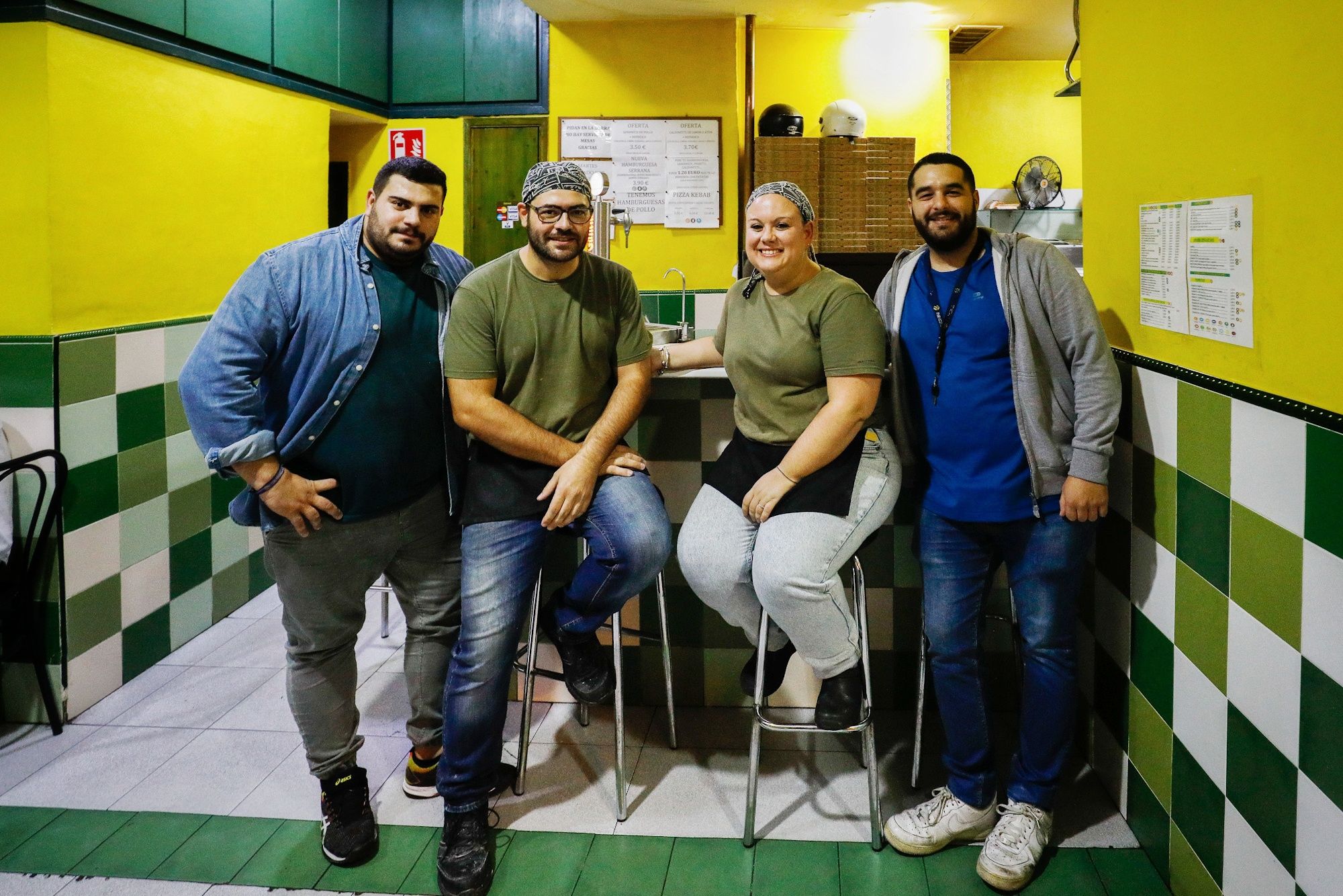 La plantilla del Menoc Burger de Cádiz, el pasado fin de semana. Saúl Calvo, que ahora regenta el negocio en ausencia de su padre, sentado en el taburete.