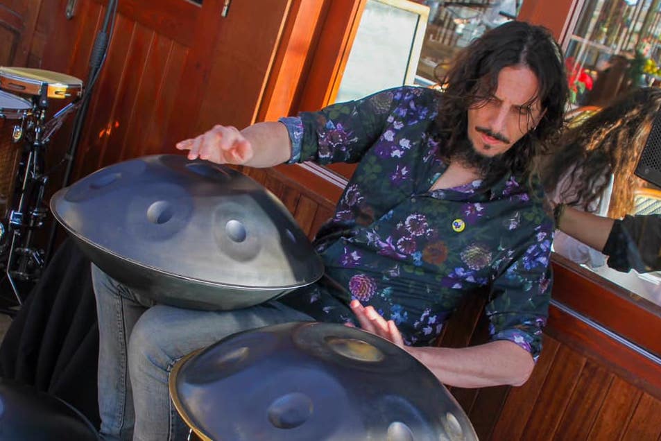 Javier Prieto, tocando el handpan.