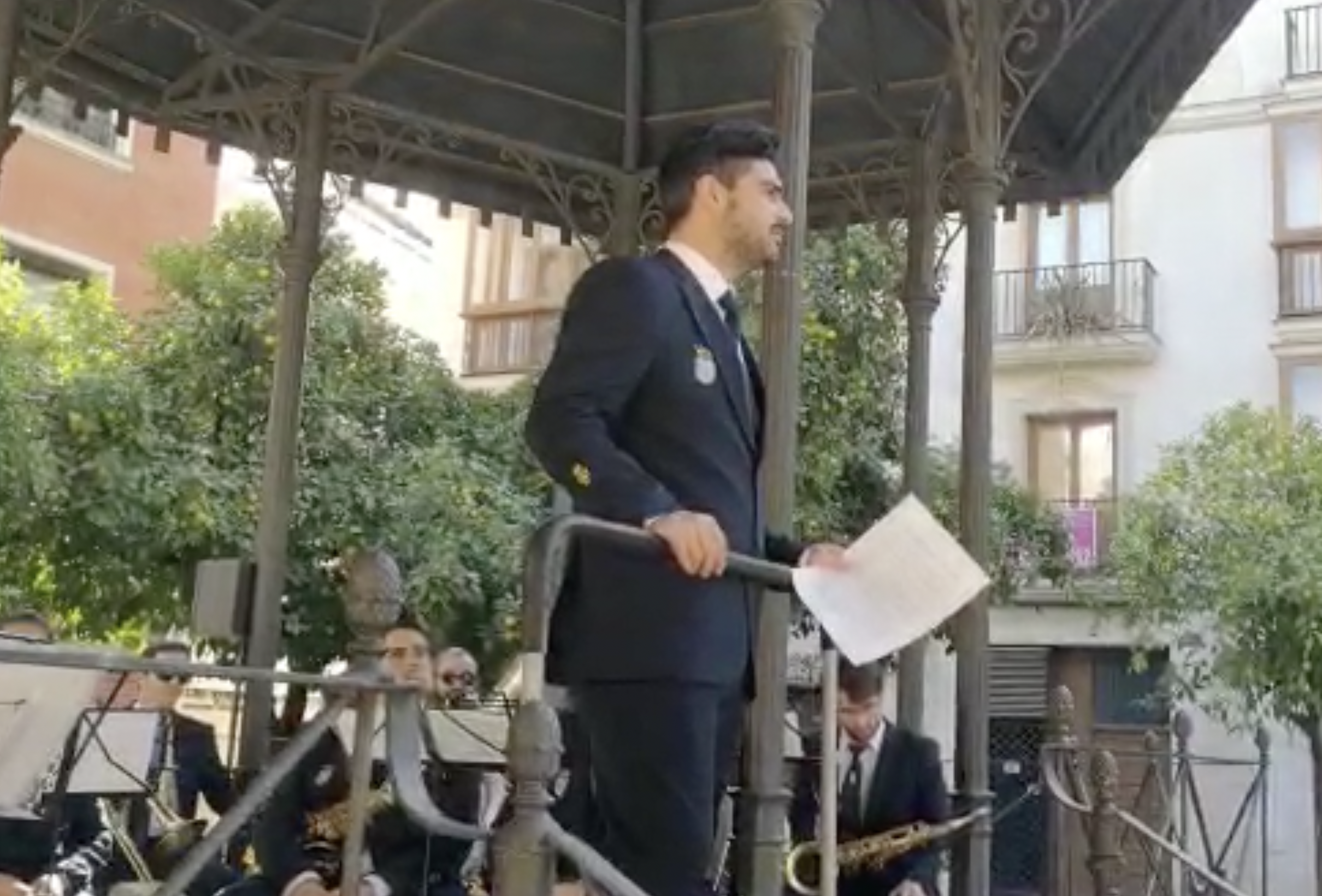 El director, el pasado domingo, dirigiéndose al público antes del concierto. 