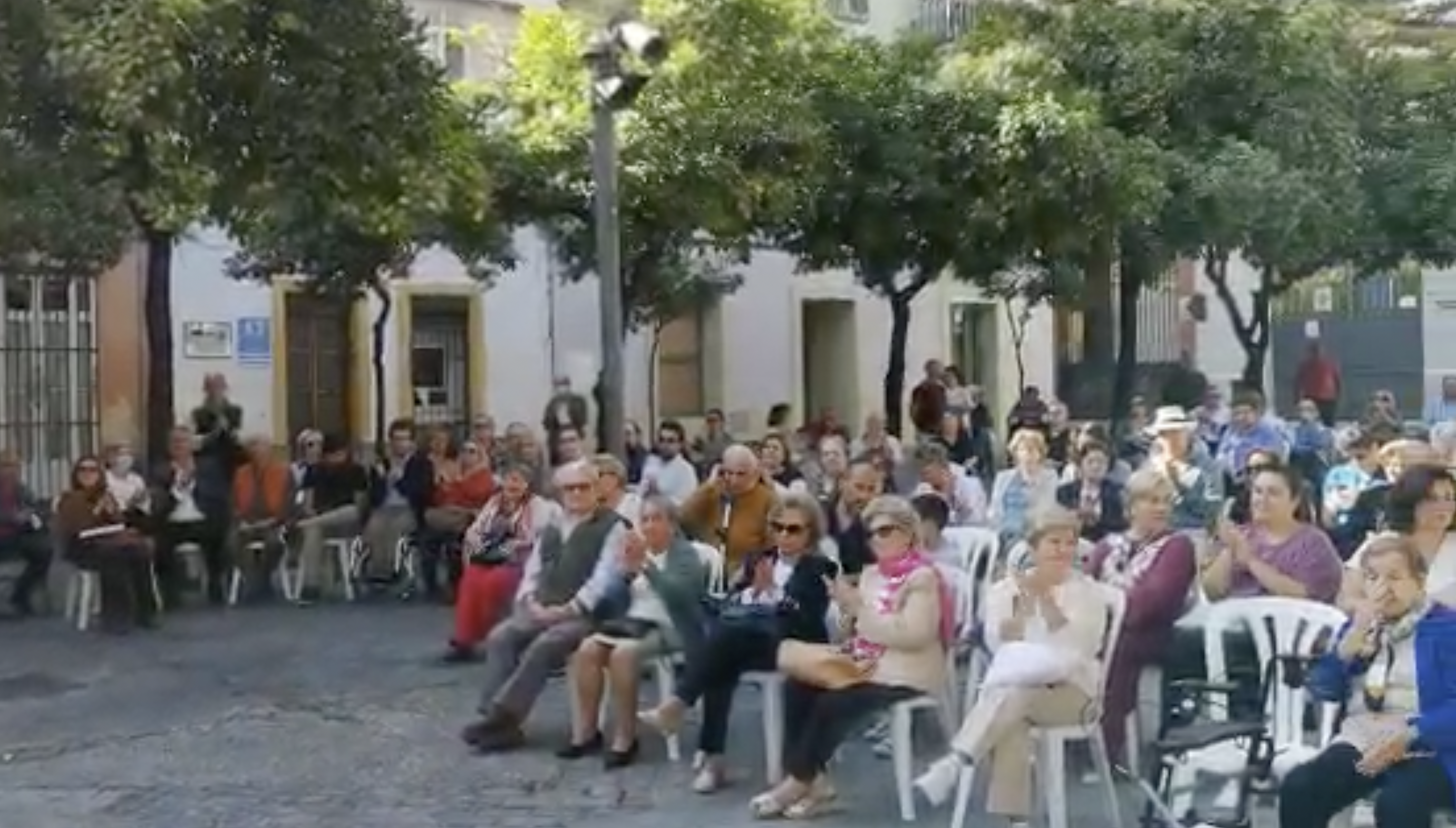 Imagen del público asistente, extraída de un vídeo difundido, aplaudiendo las palabras del director.