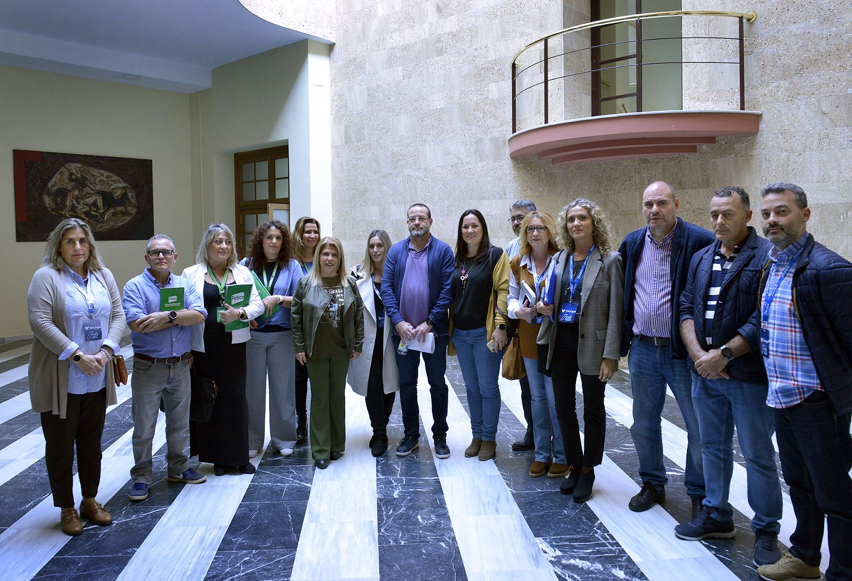 La alcaldesa, en la imagen, junto a representantes del sector comercial en Jerez. Piden que solo el centro sea ZGAT.