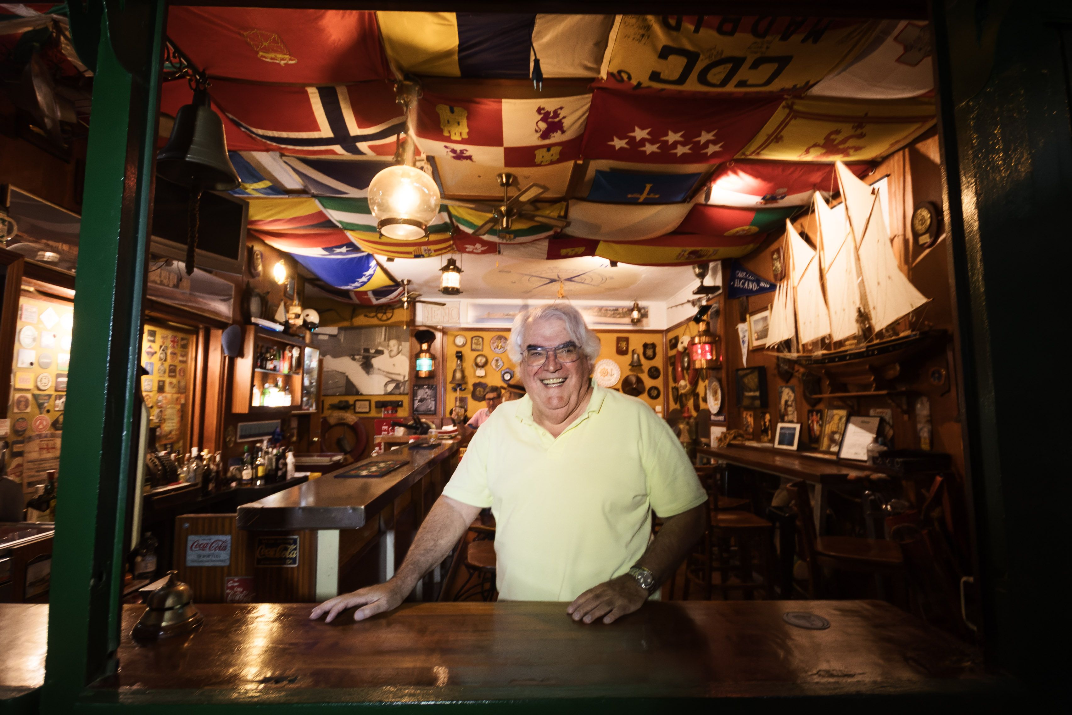 José Luis Benjumeda en la barra del bar Neno, el primer local que abrió en Valdelagrana.