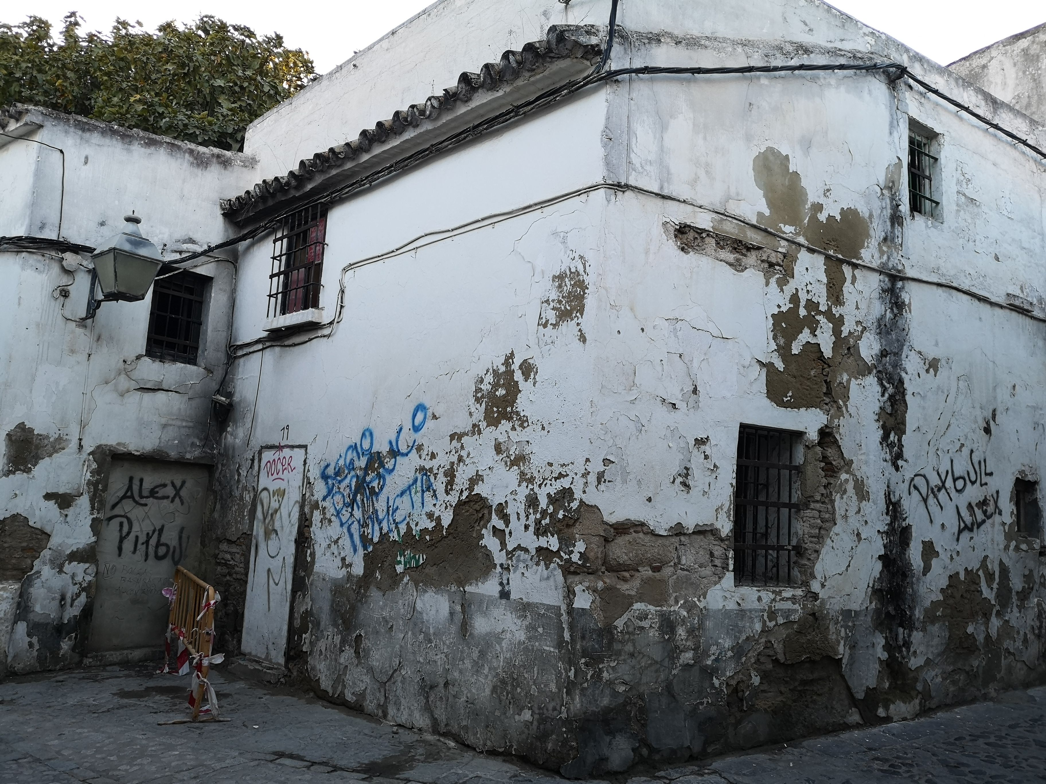 Fincas municipales abandonadas en pleno barrio de San Mateo y Santiago en Jerez.