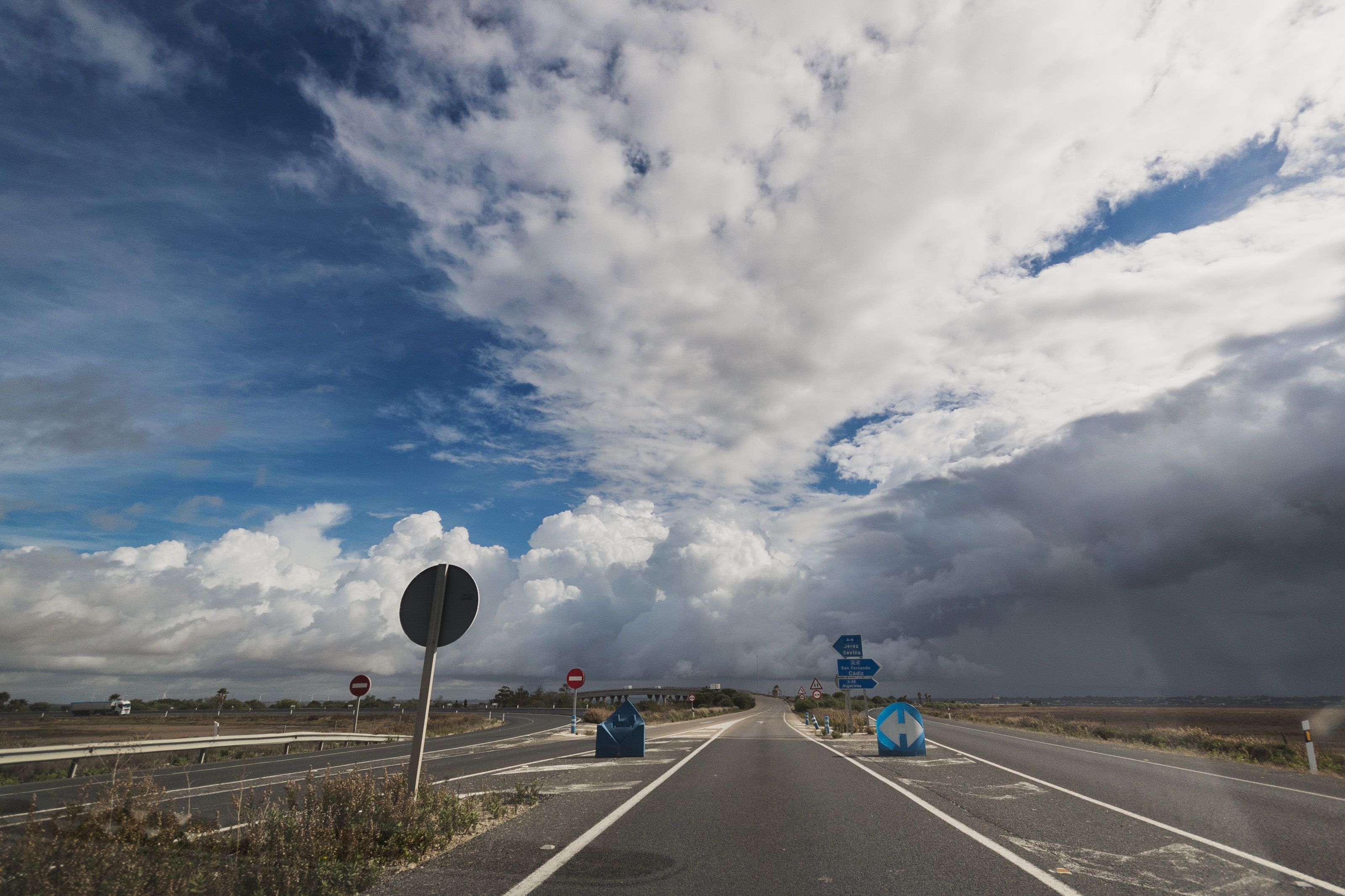 Cielo nublado en una carretera de Andalucía.