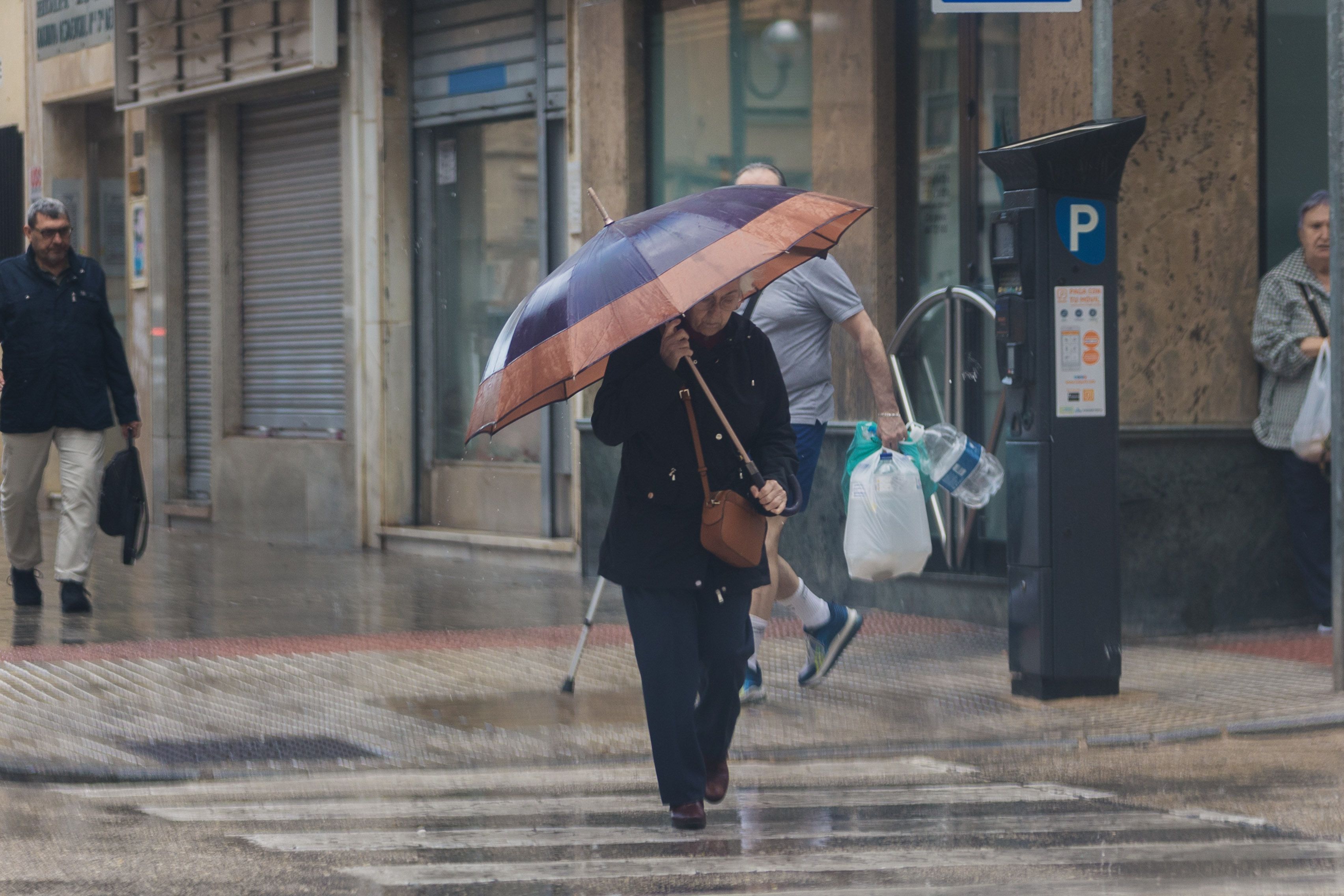 Lluvias en la provincia de Cádiz, en la imagen reciente un mujer con paraguas en la capital gaditana.
