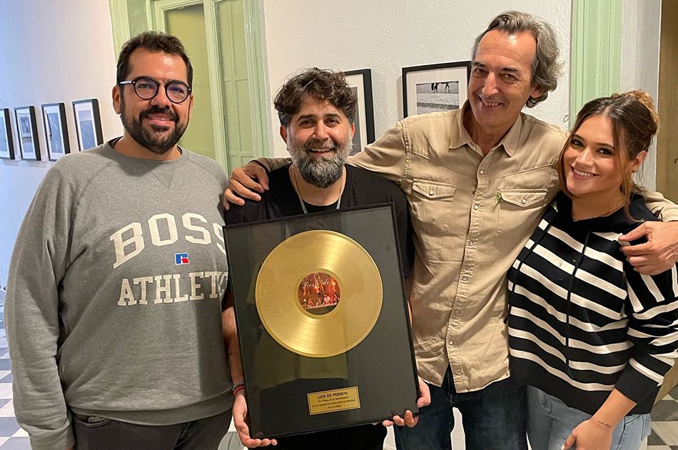 Luis de Periquín, director de Así Canta Jerez en Navidad, recibiendo el 'Disco de Oro' de manos de su equipo de producción y management.
