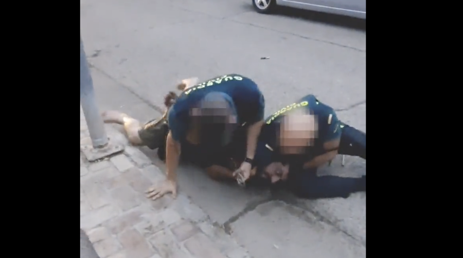 La Guardia Civil reduciendo al joven fallecido en Mairena.