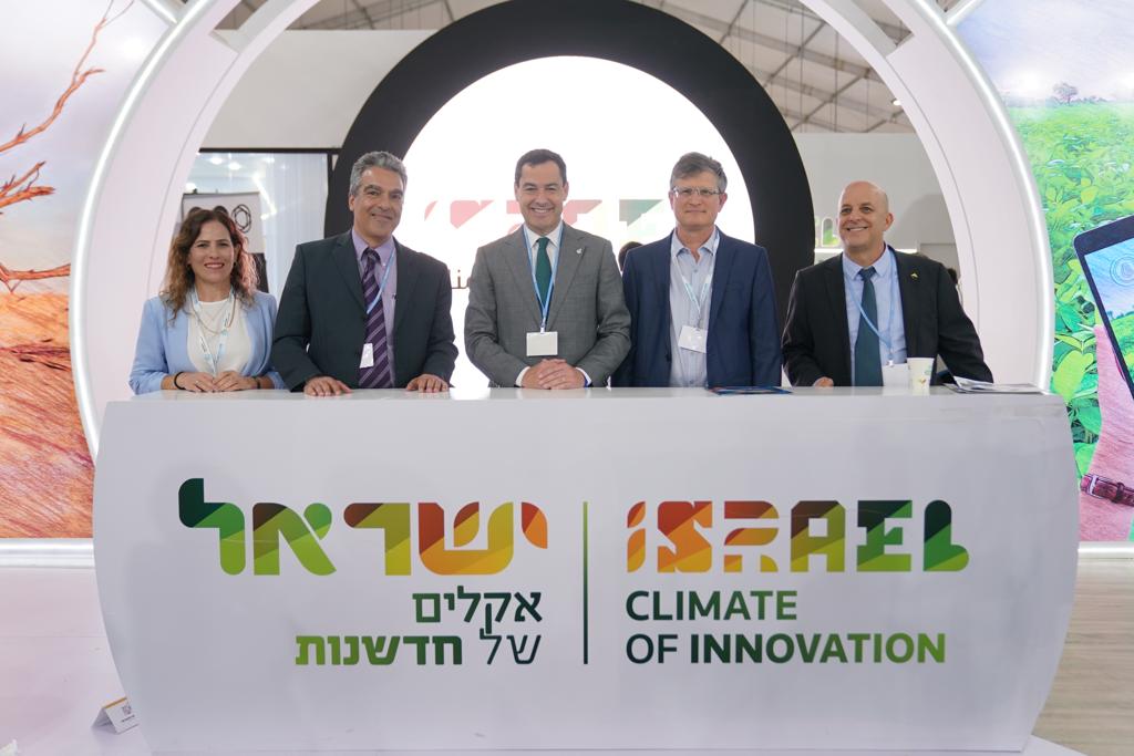 Moreno, en el centro de la imagen, en la COP27, con representantes del Gobierno de Israel con los que se ha reunido. Moreno, en el centro de la imagen, en la COP27, con representantes del Gobierno de Israel con los que se ha reunido.