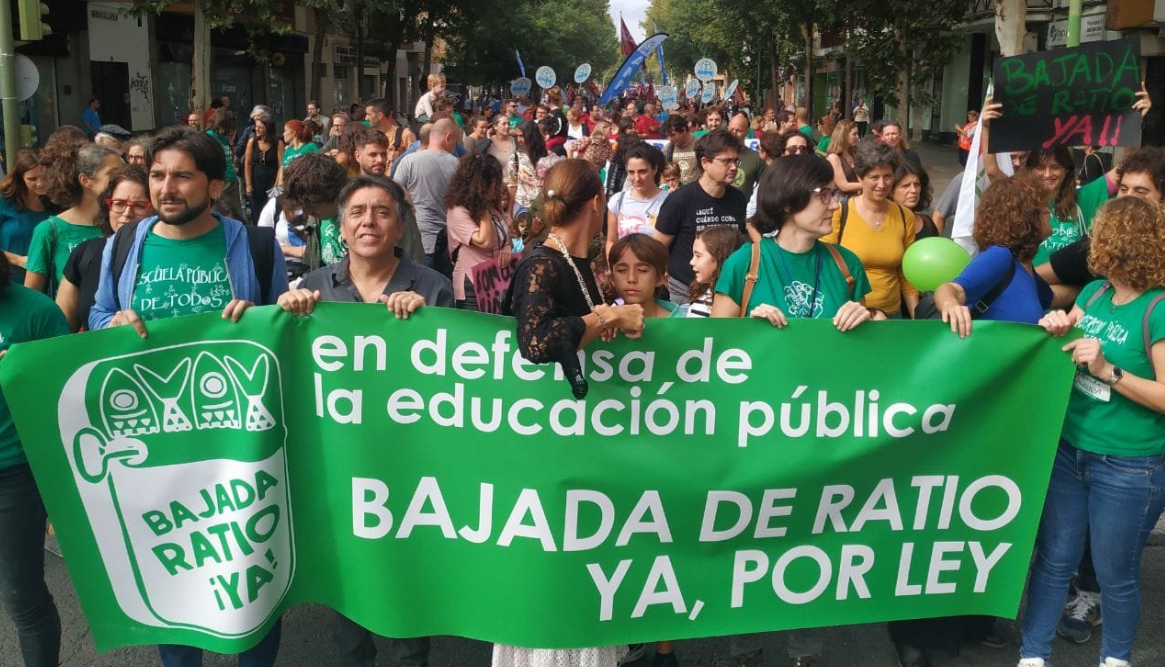 La bajada de ratios en las aulas de Andalucía será debatida en el Parlamento en los próximos meses.