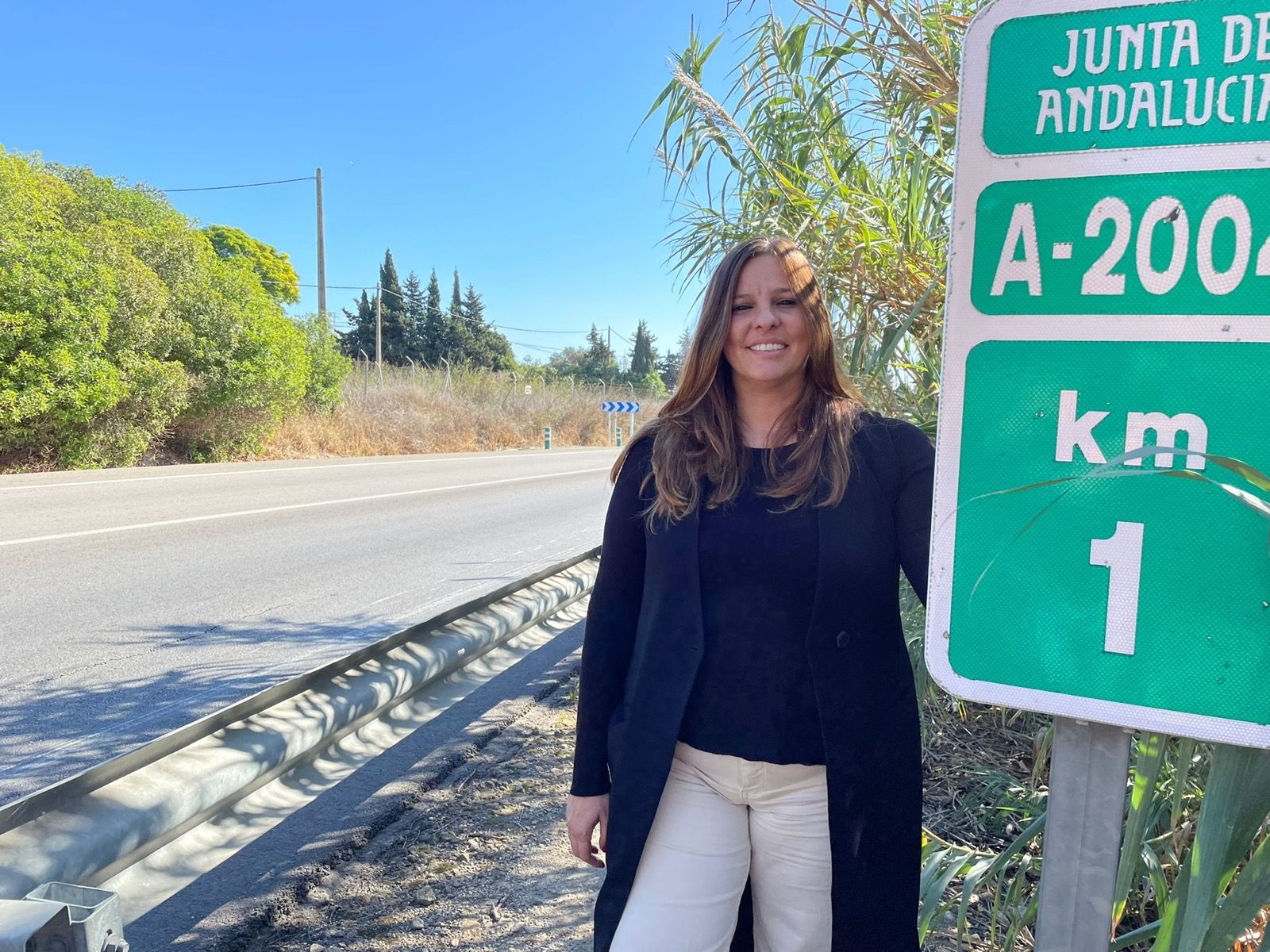 La diputada provincial de Ciudadanos, Estefanía Brazo, en la carretera de La Cartuja (A-2004).