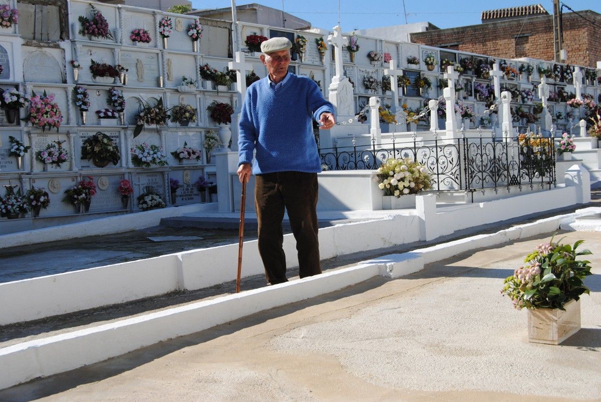 Luis Vega en el cementerio de Paterna. FOTO: DIPUTACIÓN DE CÁDIZ