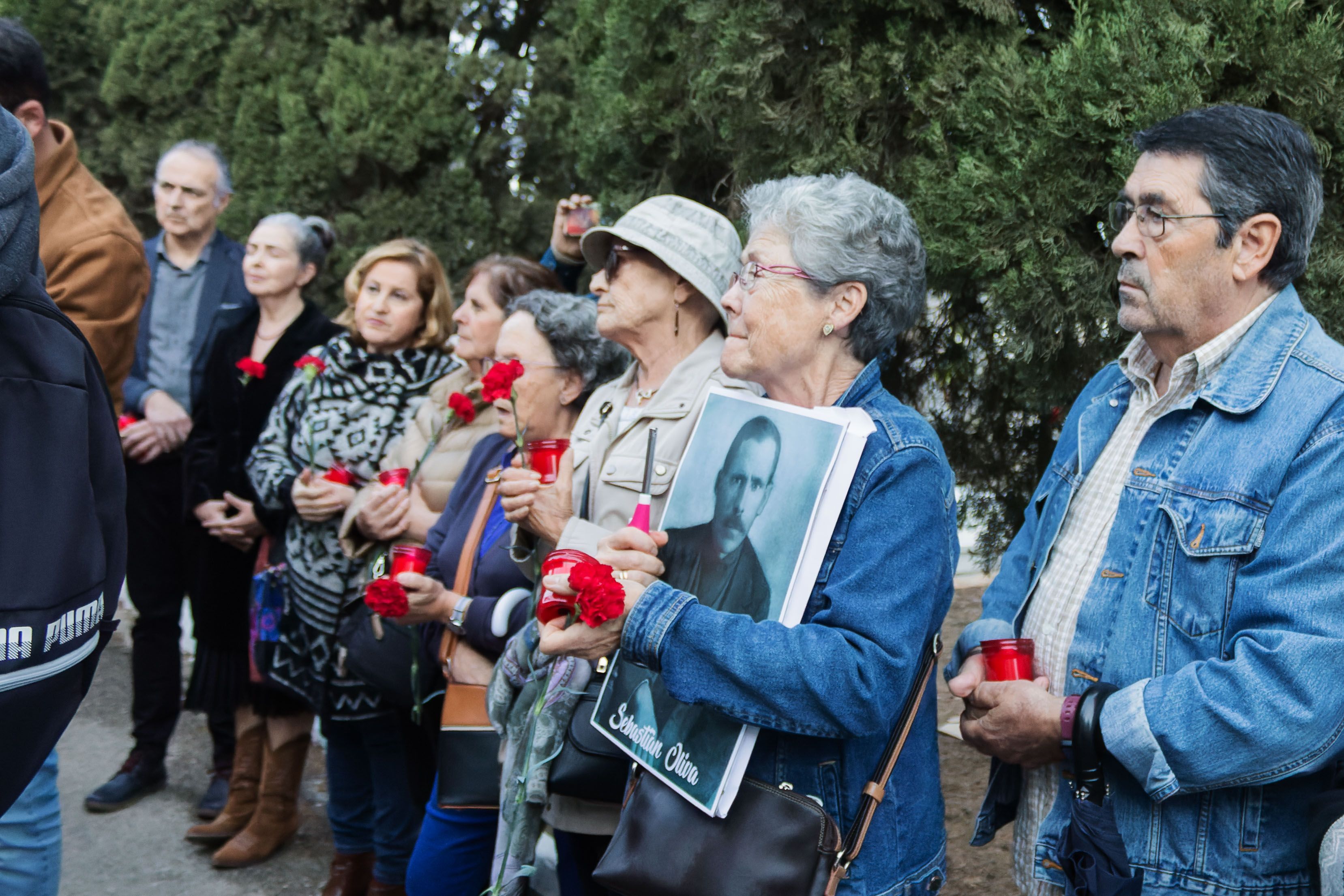Familiares de represaliados por el franquismo, en el cementerio de Jerez.  