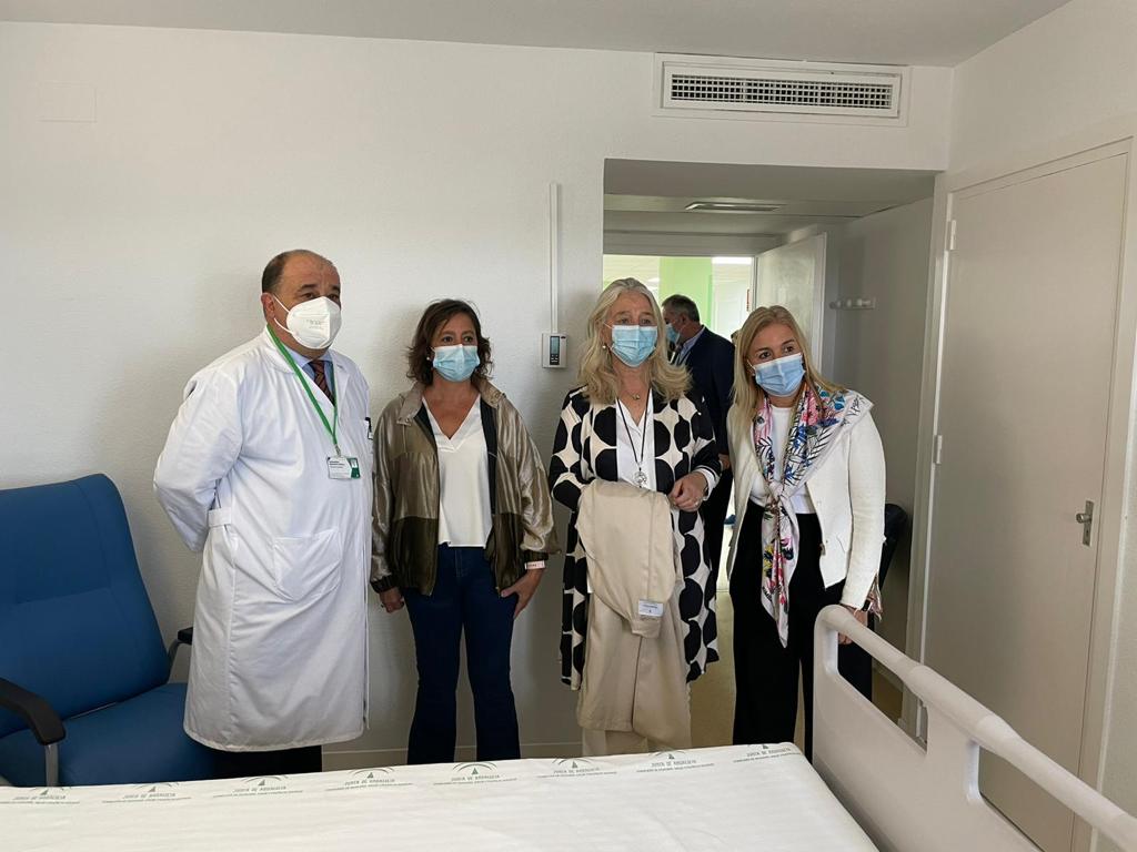 Un momento de la visita al Hospital San Carlos.