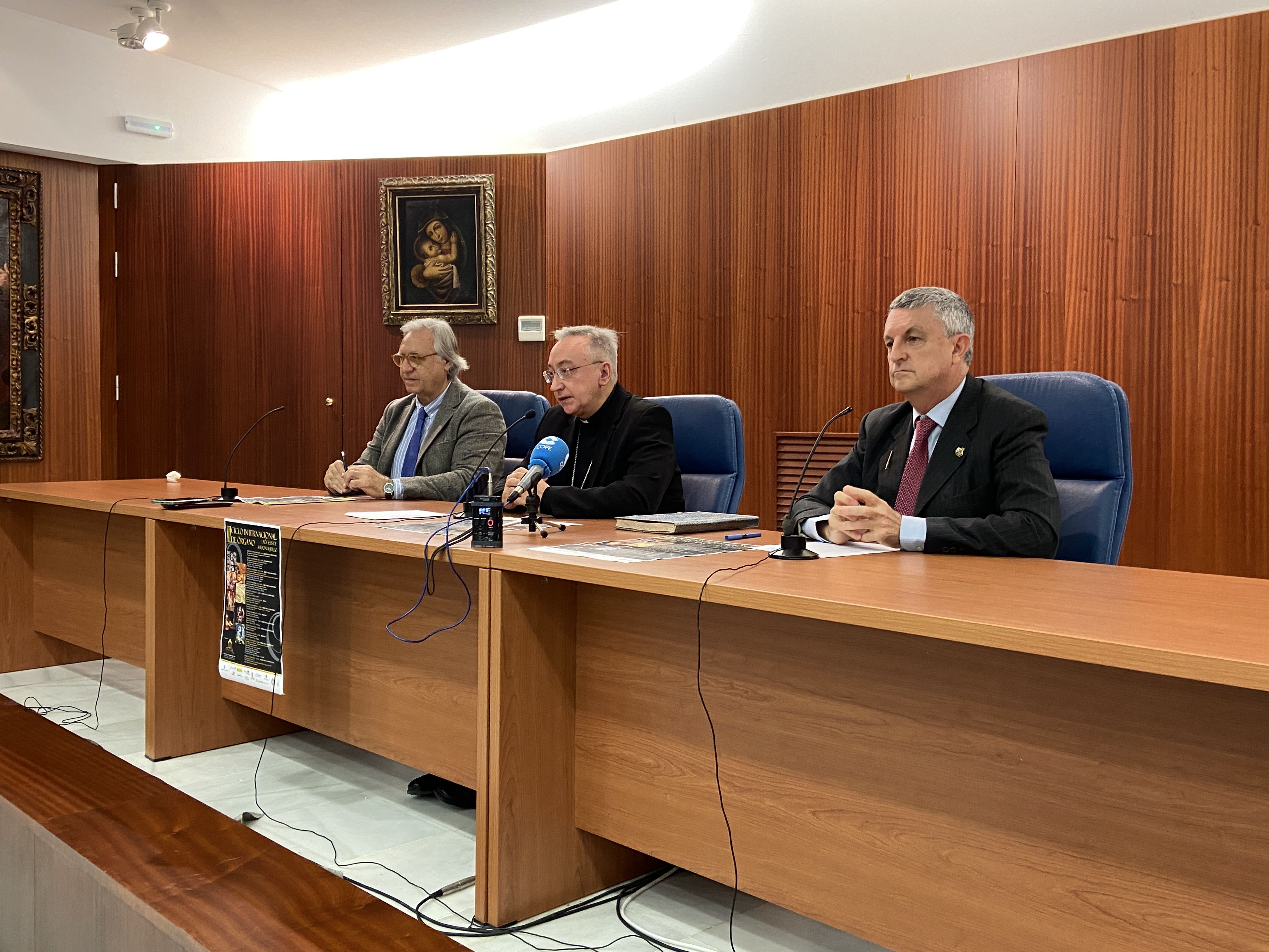 Acto de presentación del ciclo con el obispo, el delegad de Cultura y el organizador. Acto de presentación del ciclo con el obispo, el delegad de Cultura y el organizador.
