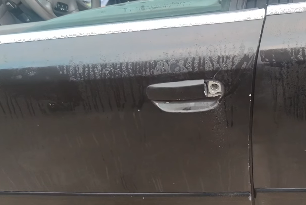 Coche de una víctima de robo en Sanlúcar. Oleada de robos en coches en Sanlúcar: pillan al ladrón con ‘las manos en la masa’