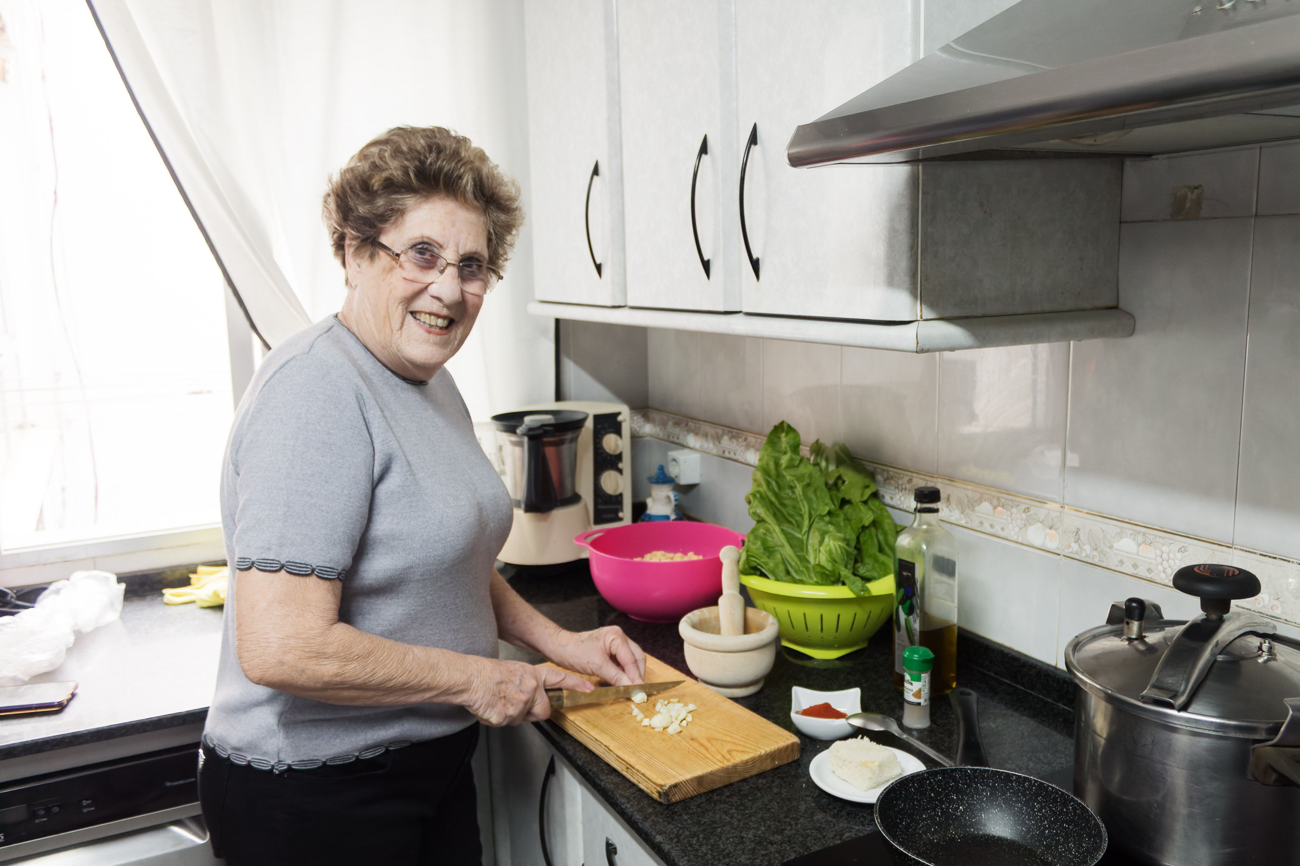 Antonia Moreno prepara una de sus recetas en su cocina, en Puerto Real.